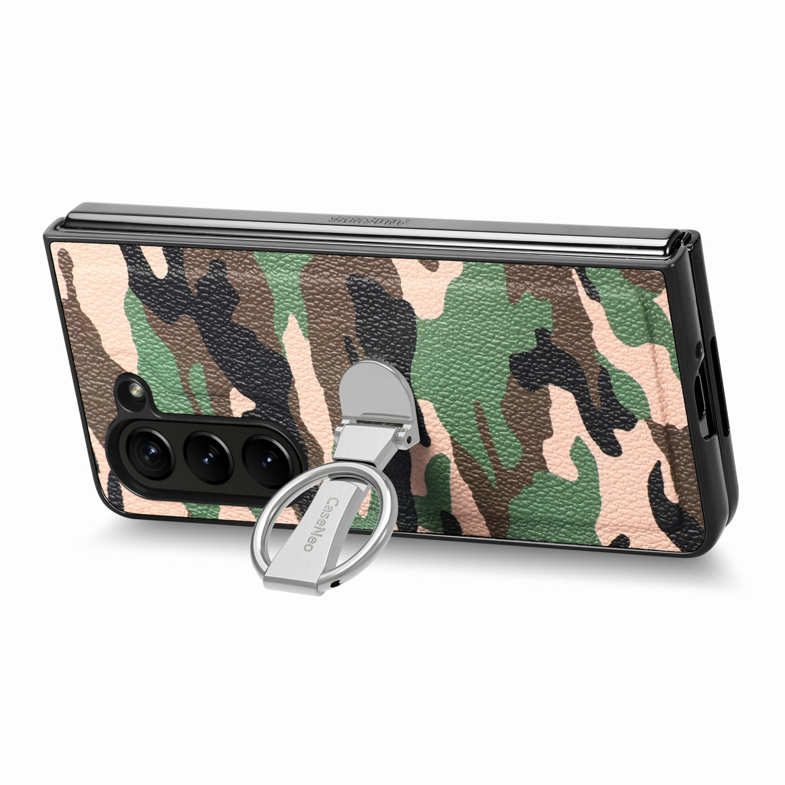 Smartphone con funda de camuflaje y soporte de anillo plateado plegable en la parte posterior.