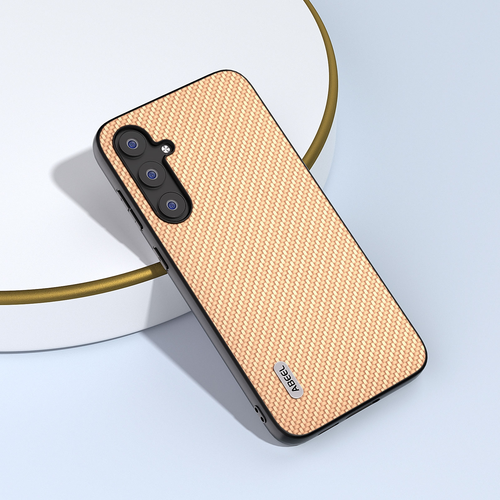 Un smartphone con patrón de fibra de carbono beige descansa sobre una plataforma circular blanca con borde dorado.