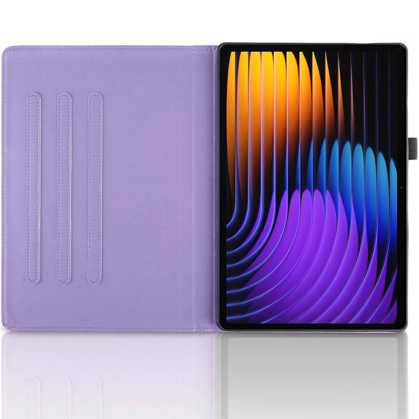 Ein Tablet mit lebendiger abstrakter Tapete steht aufrecht in einer offenen lavendelfarbenen Schutzhülle.
