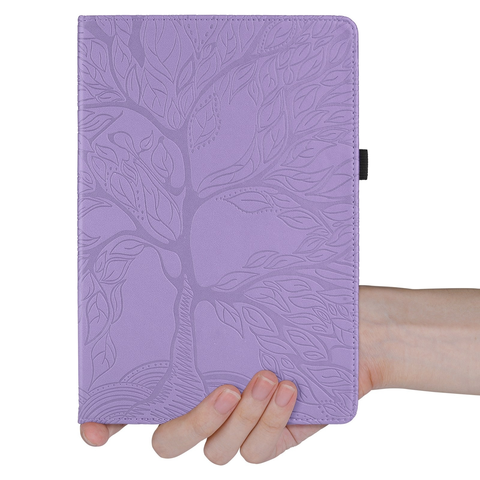 Una mano sostiene una funda morada para tablet con un árbol grabado.
