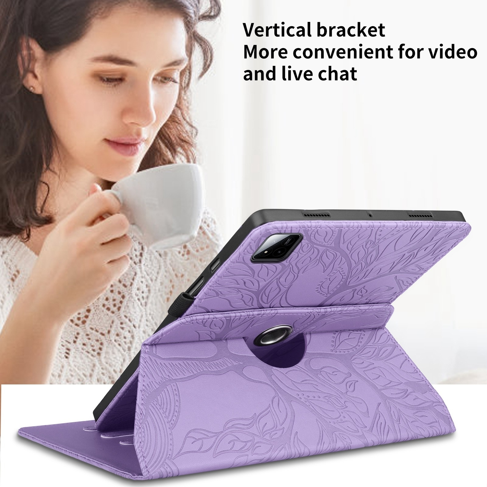 Eine Frau trinkt aus einer Tasse neben einem Tablet in einer lila Hülle.