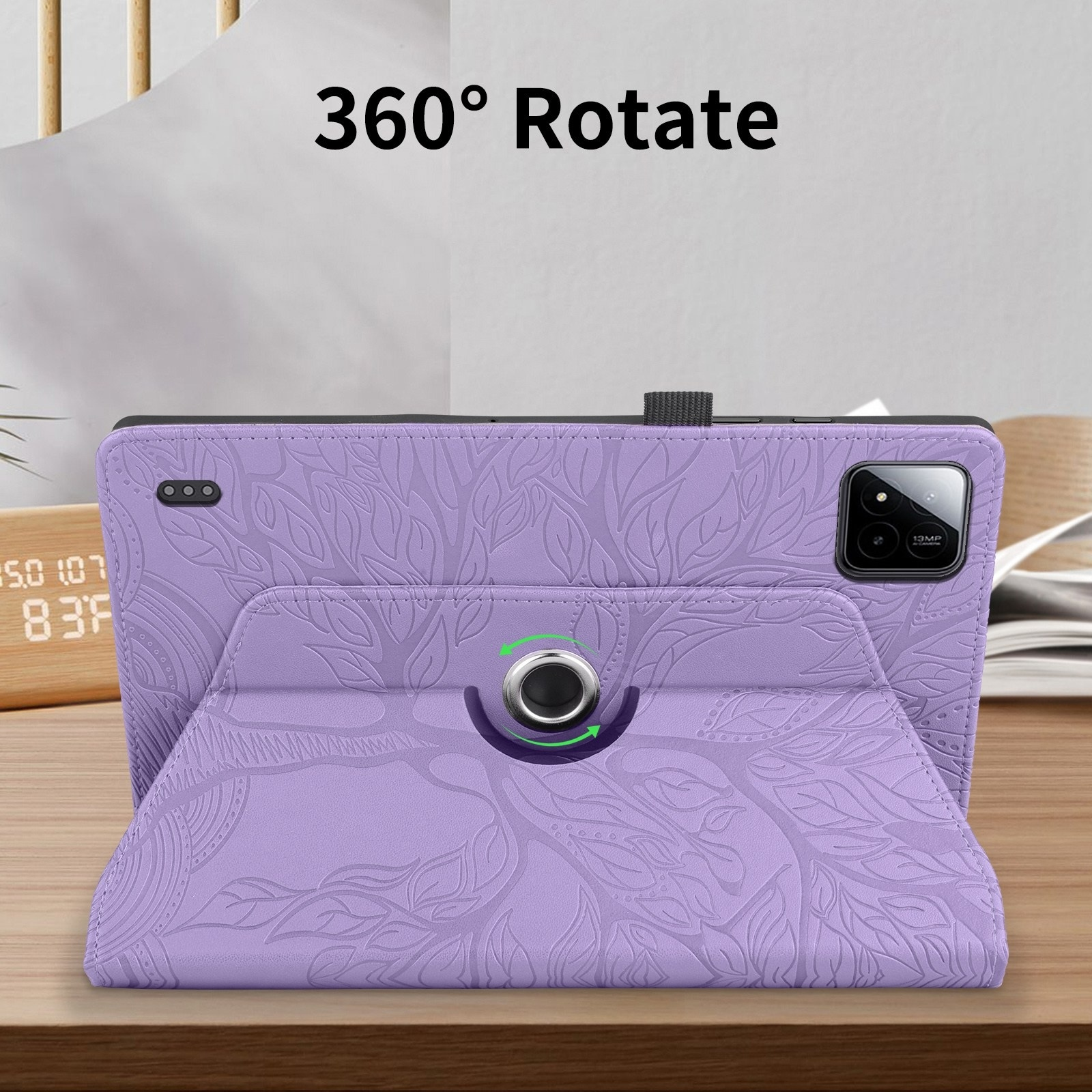 Eine lila Tablet-Hülle mit Baumprägung auf Holzoberfläche, Text 360 Grad Drehung.