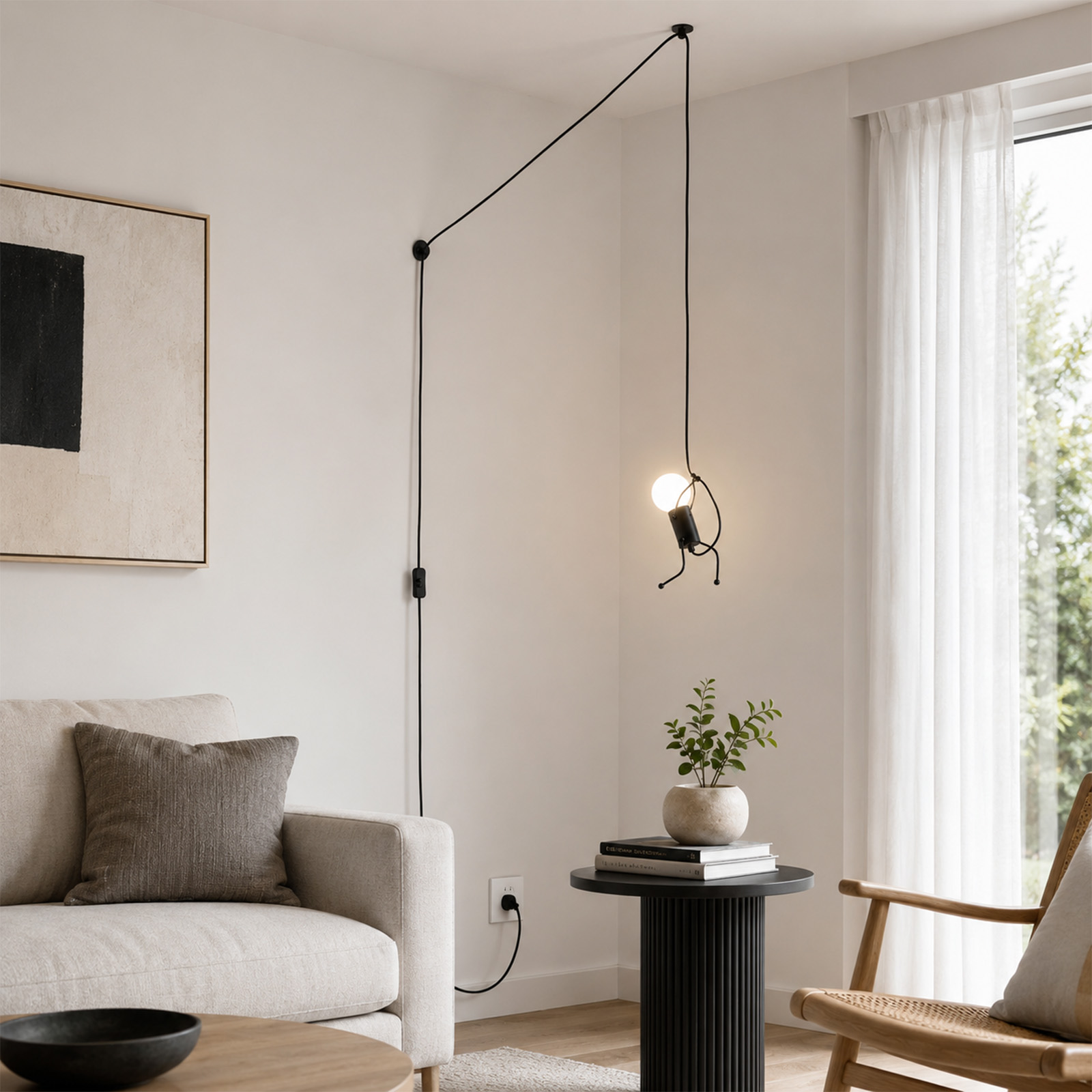 Una sala minimalista con sofá crema, lámpara de pared, mesa auxiliar pequeña y arte abstracto.