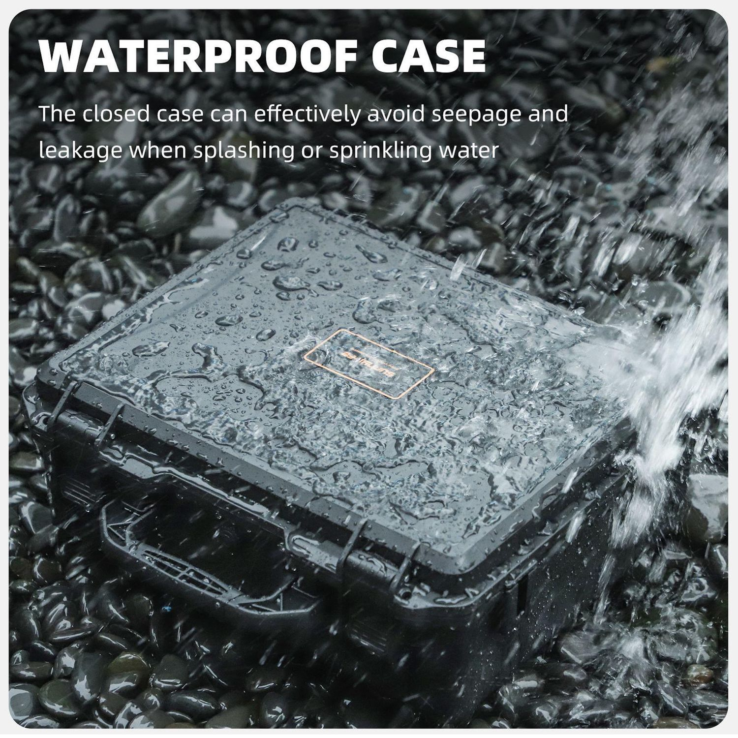Wasserdichter schwarzer Hartschalenkoffer auf nassen Steinen im Spritzwasser.