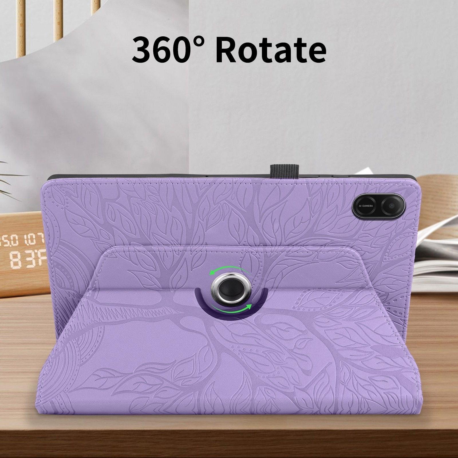 Una funda de tablet morada con diseño de árbol en relieve y un anillo giratorio central en una mesa de madera.