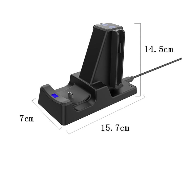 Base de carga negra con dimensiones: 15,7 cm de largo, 7 cm de ancho y 14,5 cm de alto.