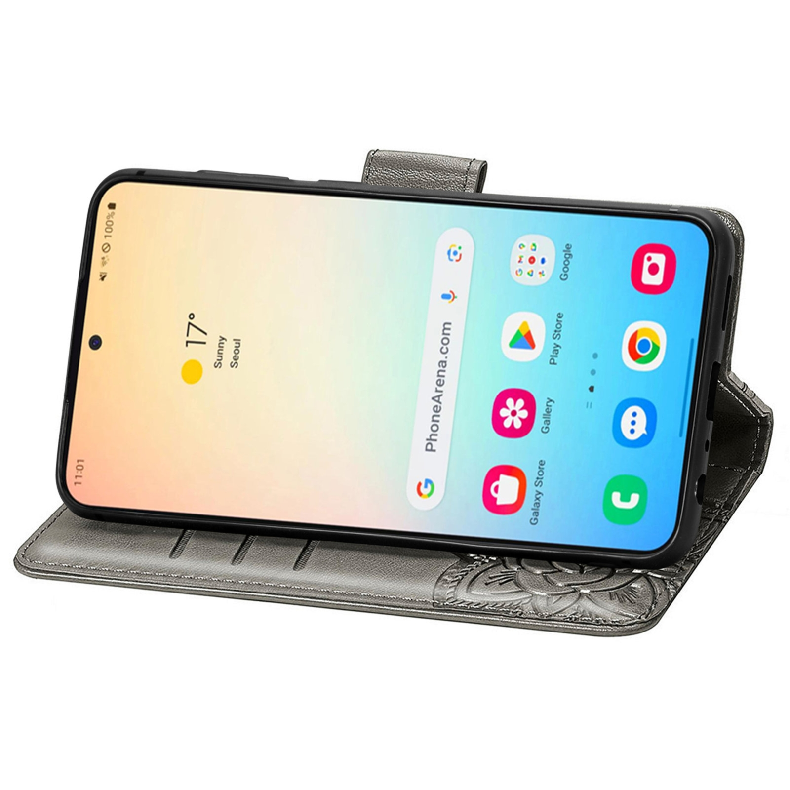 Una funda de móvil gris tipo libro que sostiene un teléfono inteligente con la pantalla de inicio.