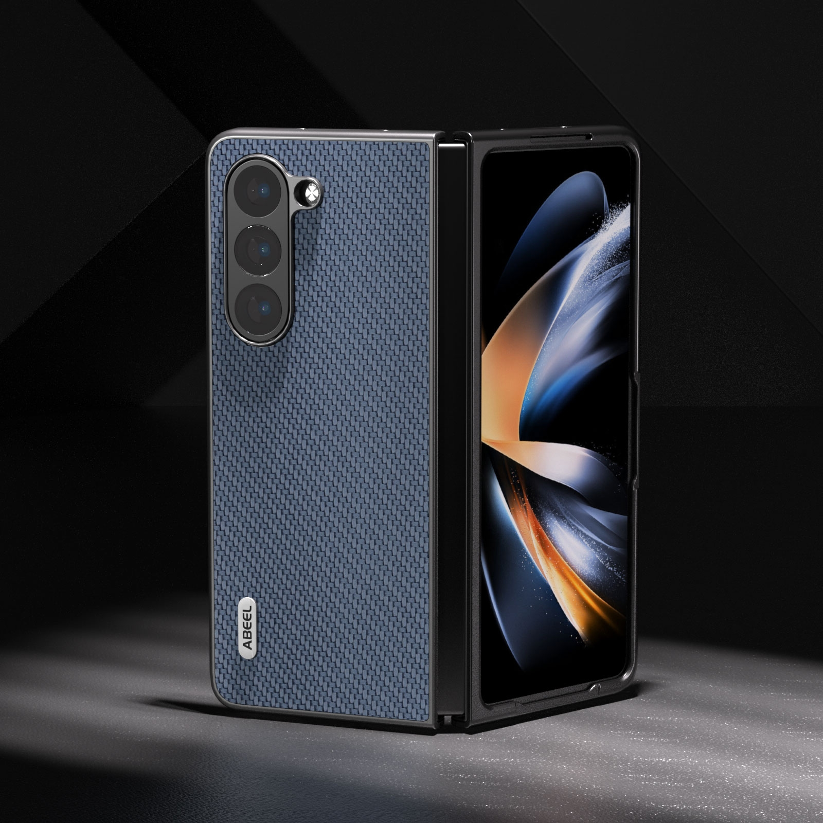 Ein blaues faltbares Smartphone mit strukturierter Rückseite und vertikaler Dreifachkamera auf dunklem Hintergrund.