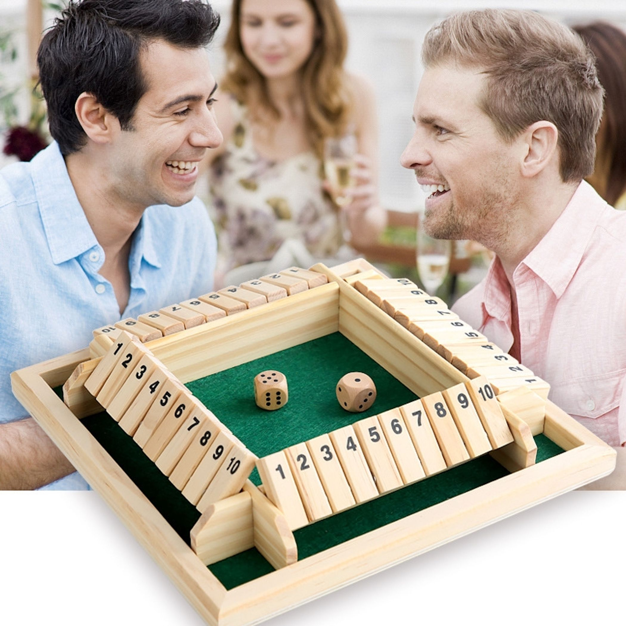 Zwei glückliche Männer spielen ein Shut the Box-Spiel mit Holzwürfeln und -tafeln.