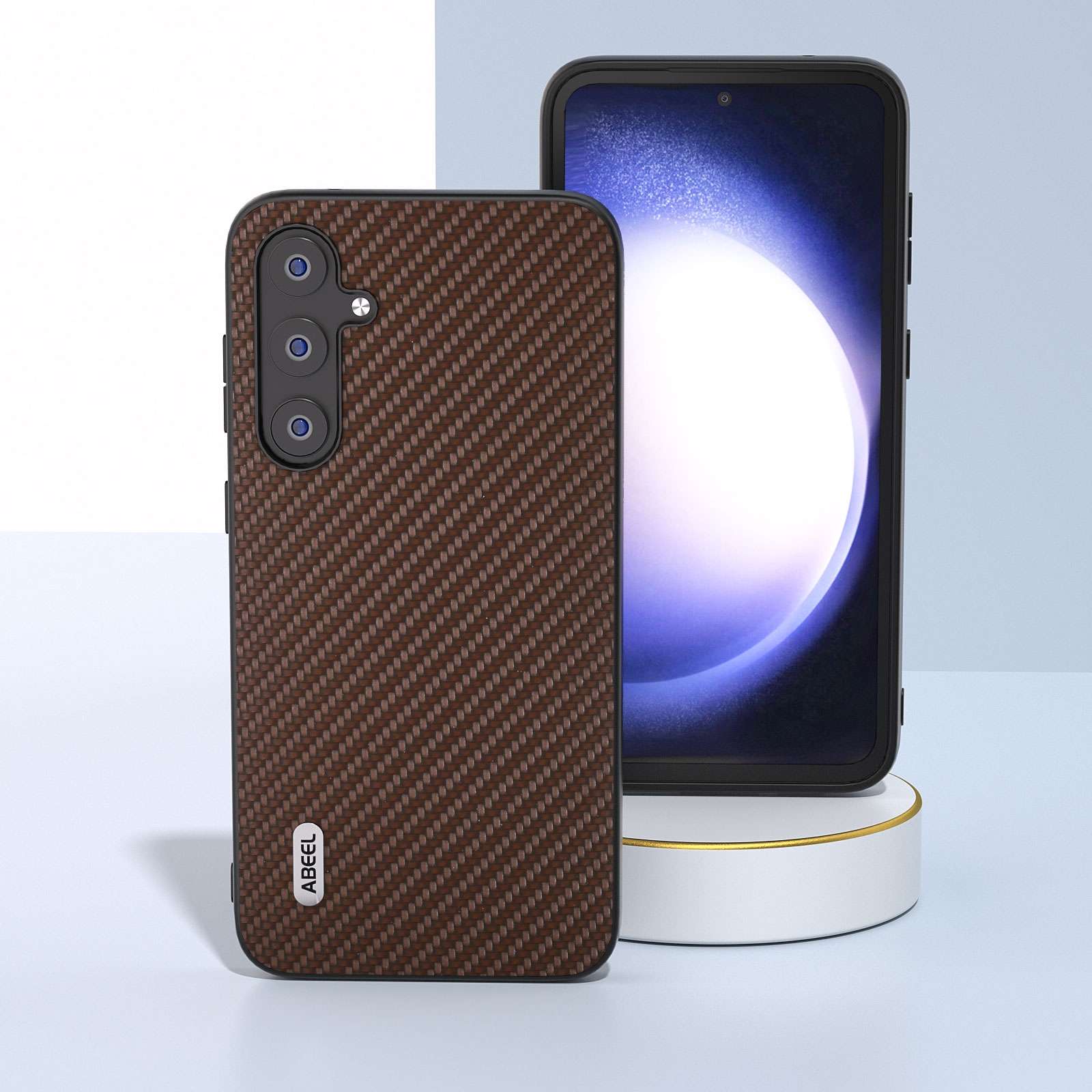 Braune Carbonfaser-Handyhülle neben einem Telefon mit leuchtendem Bildschirm.