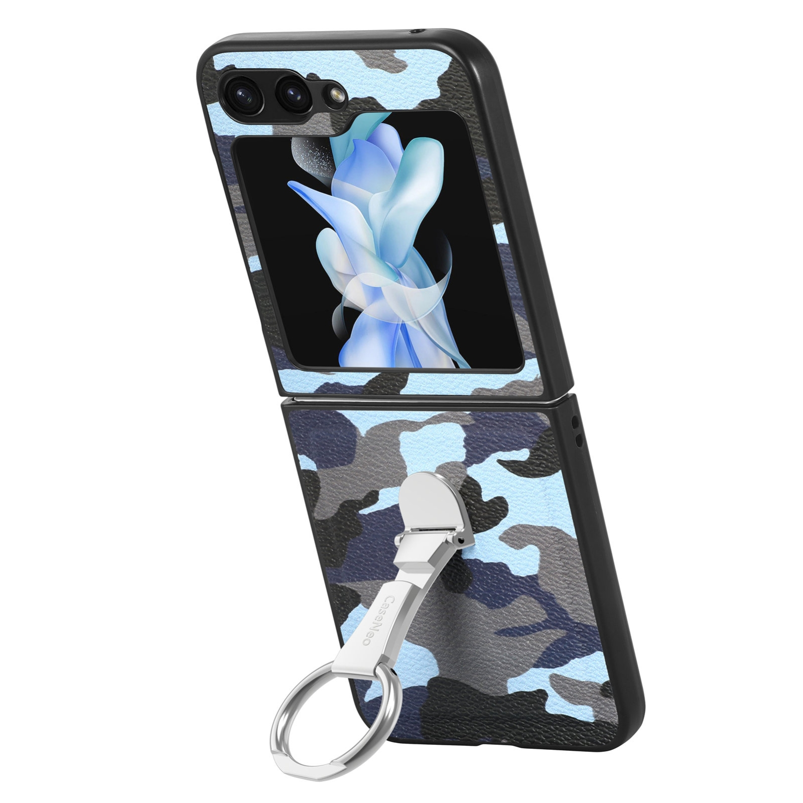 Klapphandy mit blau-schwarzem Tarnmuster und ausklappbarem silbernem Ringständer auf weißem Hintergrund.