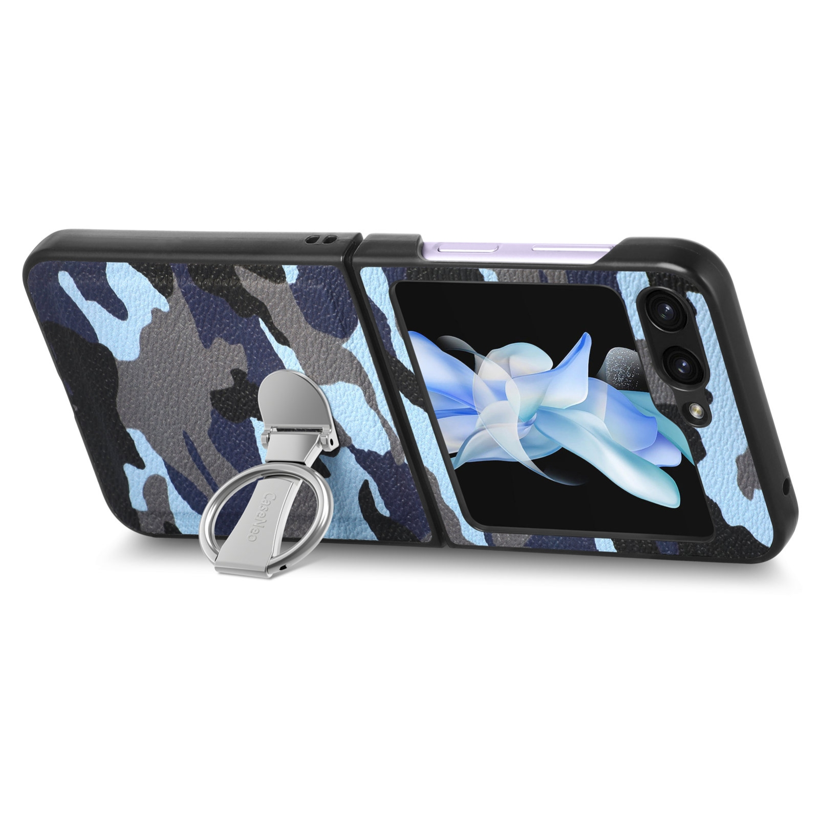 Klapptelefon mit blauem Tarnmuster, Frontdisplay und silbernem Ringhalter auf weißem Grund.