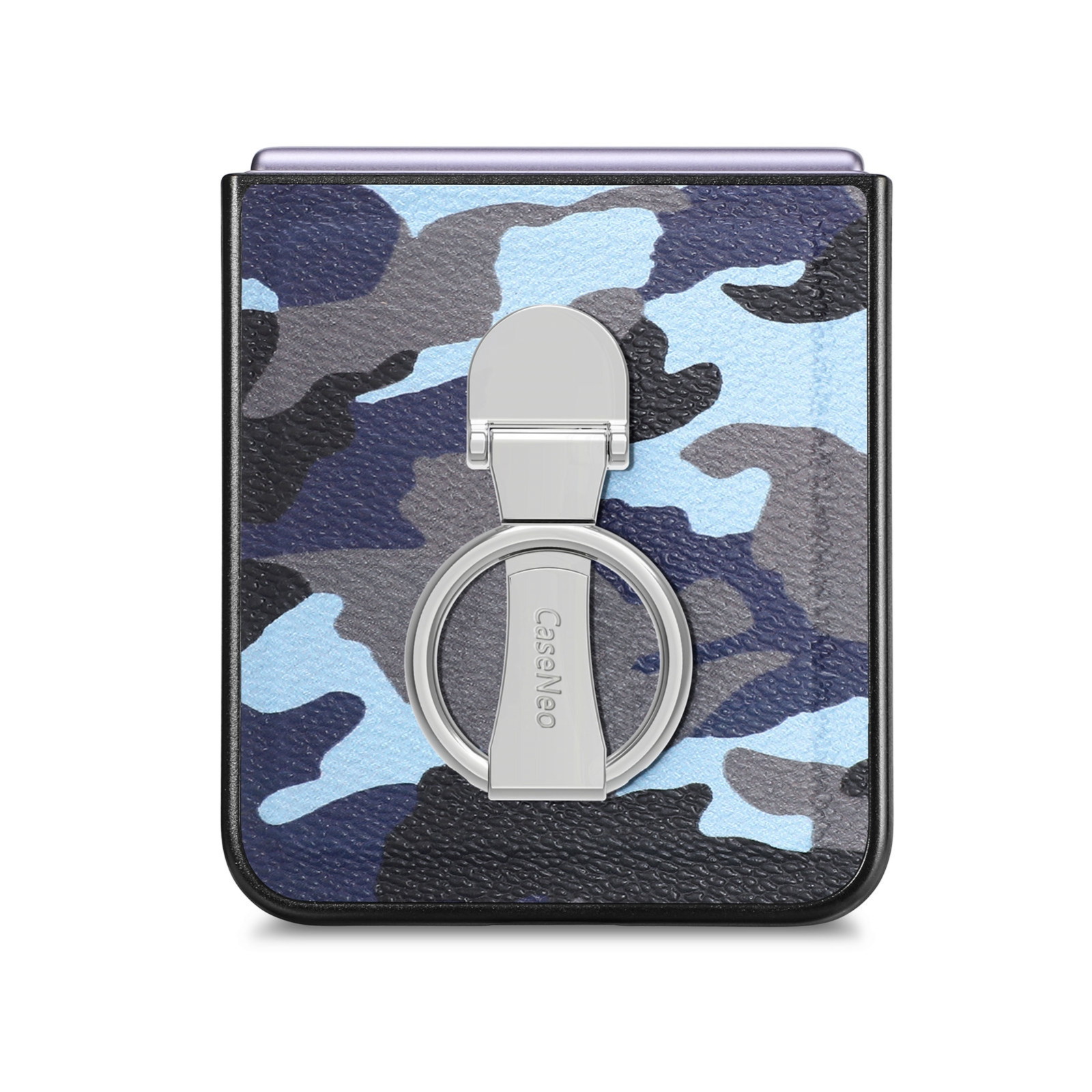 Ein zusammengeklapptes Smartphone mit blauem Camouflage-Muster und Silberring auf weißem Hintergrund.