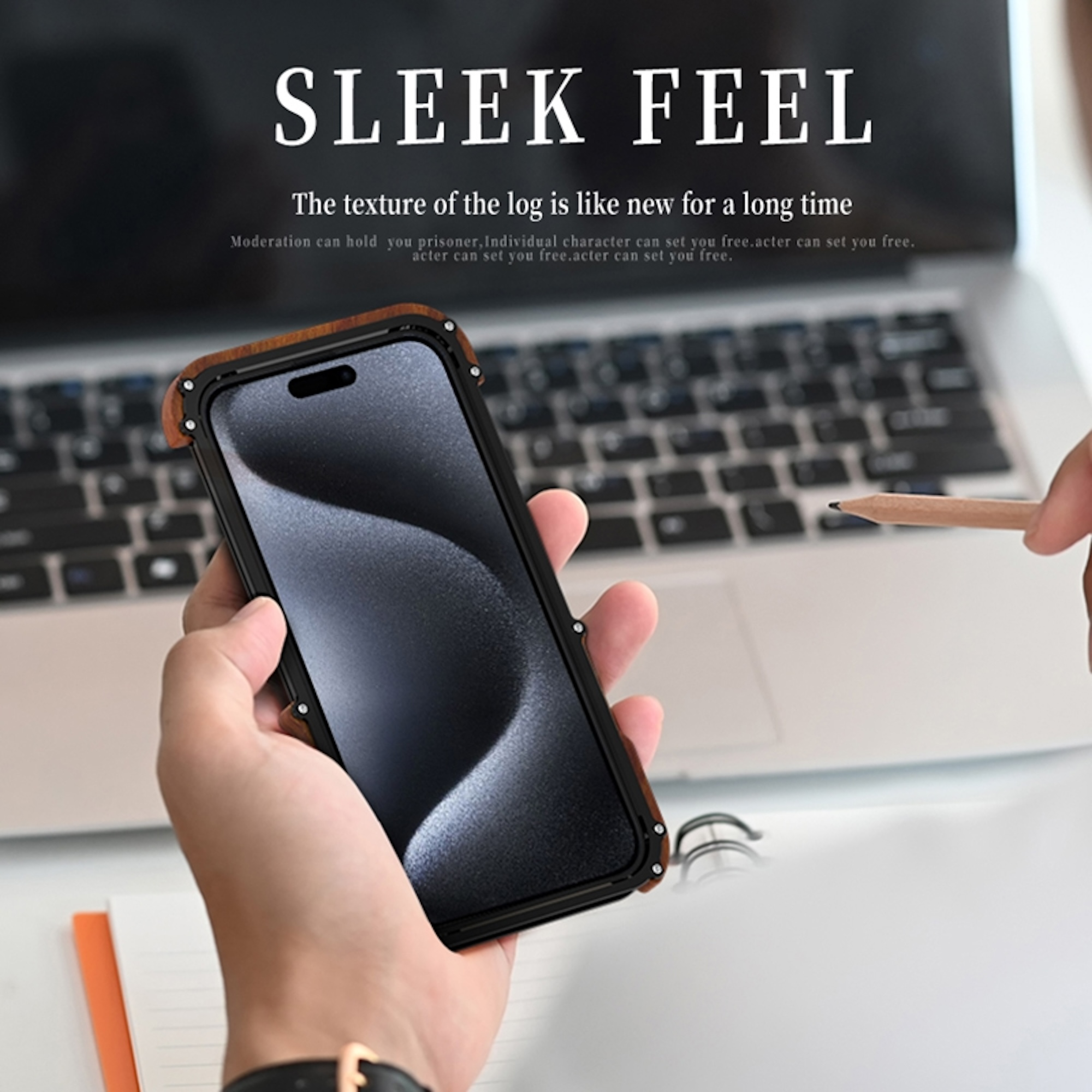 Eine Hand hält ein Smartphone mit Holz- und Metallrahmen vor einem Laptop.