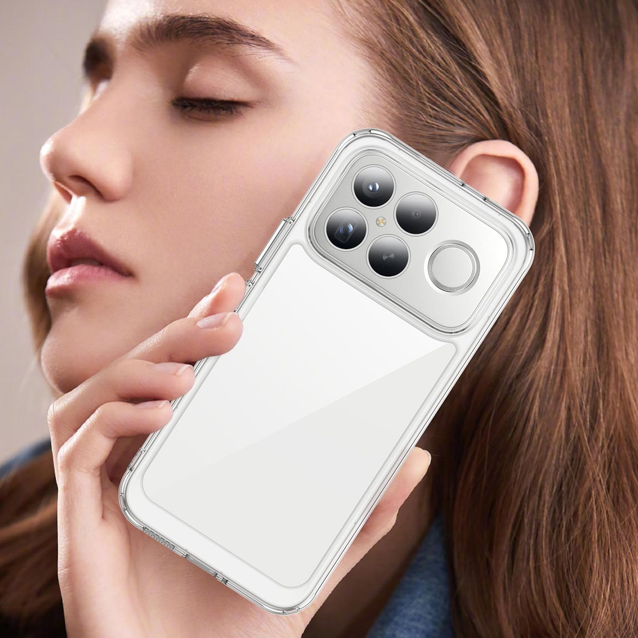 Eine Frau hält ein transparentes Smartphone mit einer Kamera auf der Rückseite in der Nähe ihres Gesichts.