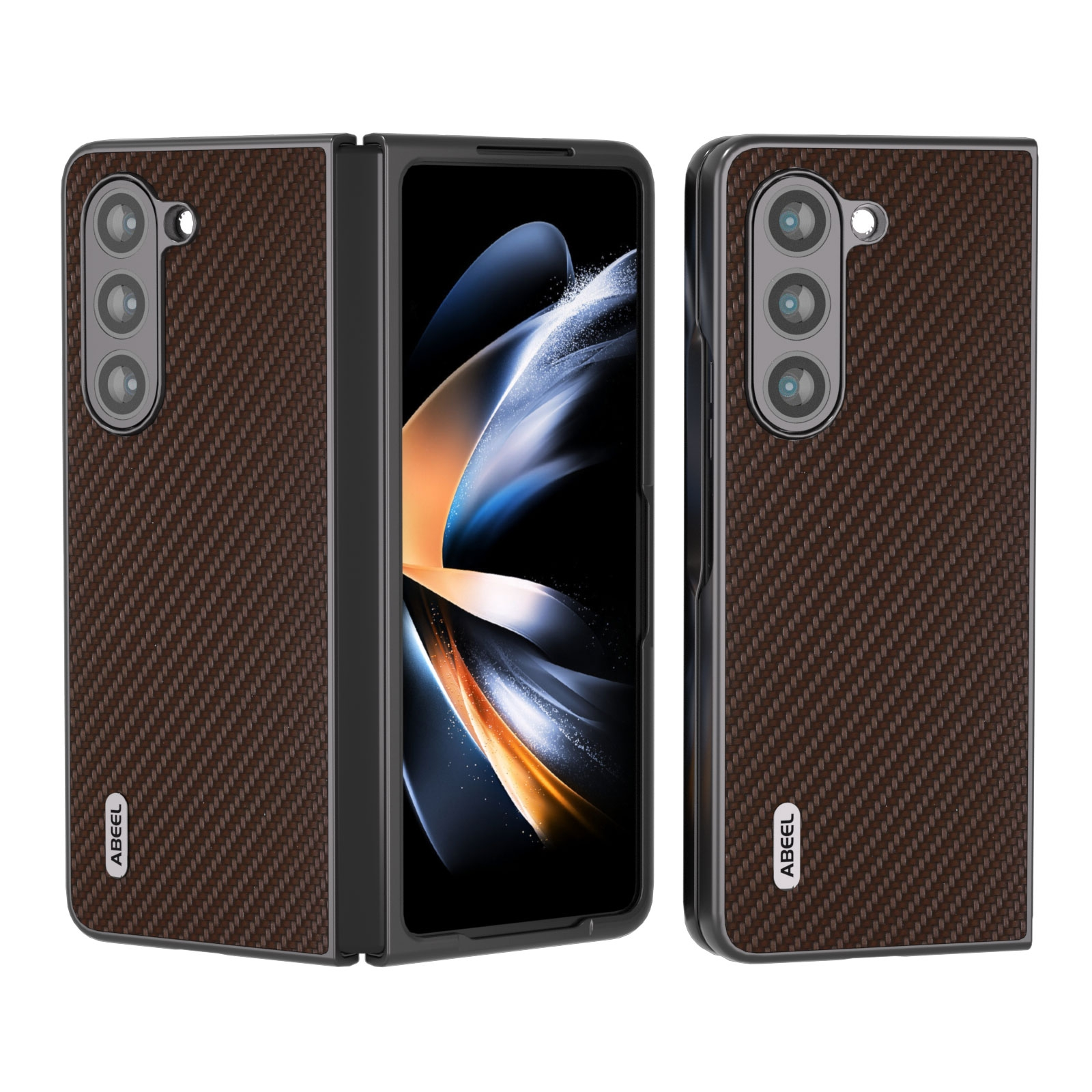 Un smartphone plegable con funda de fibra de carbono marrón, triple cámara y fondo digital abstracto.