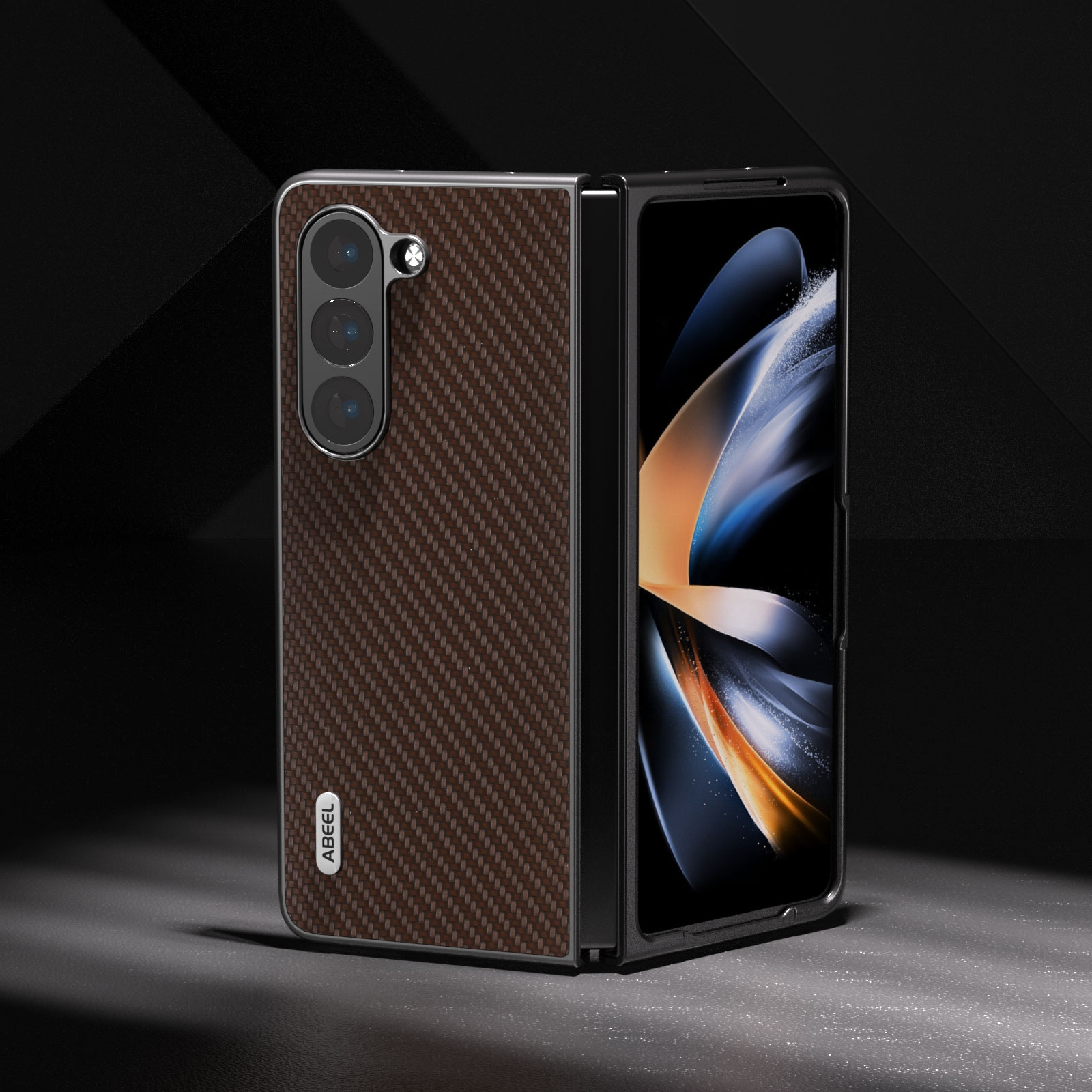 Un smartphone plegable con funda de fibra de carbono marrón y tres cámaras traseras sobre una superficie oscura.
