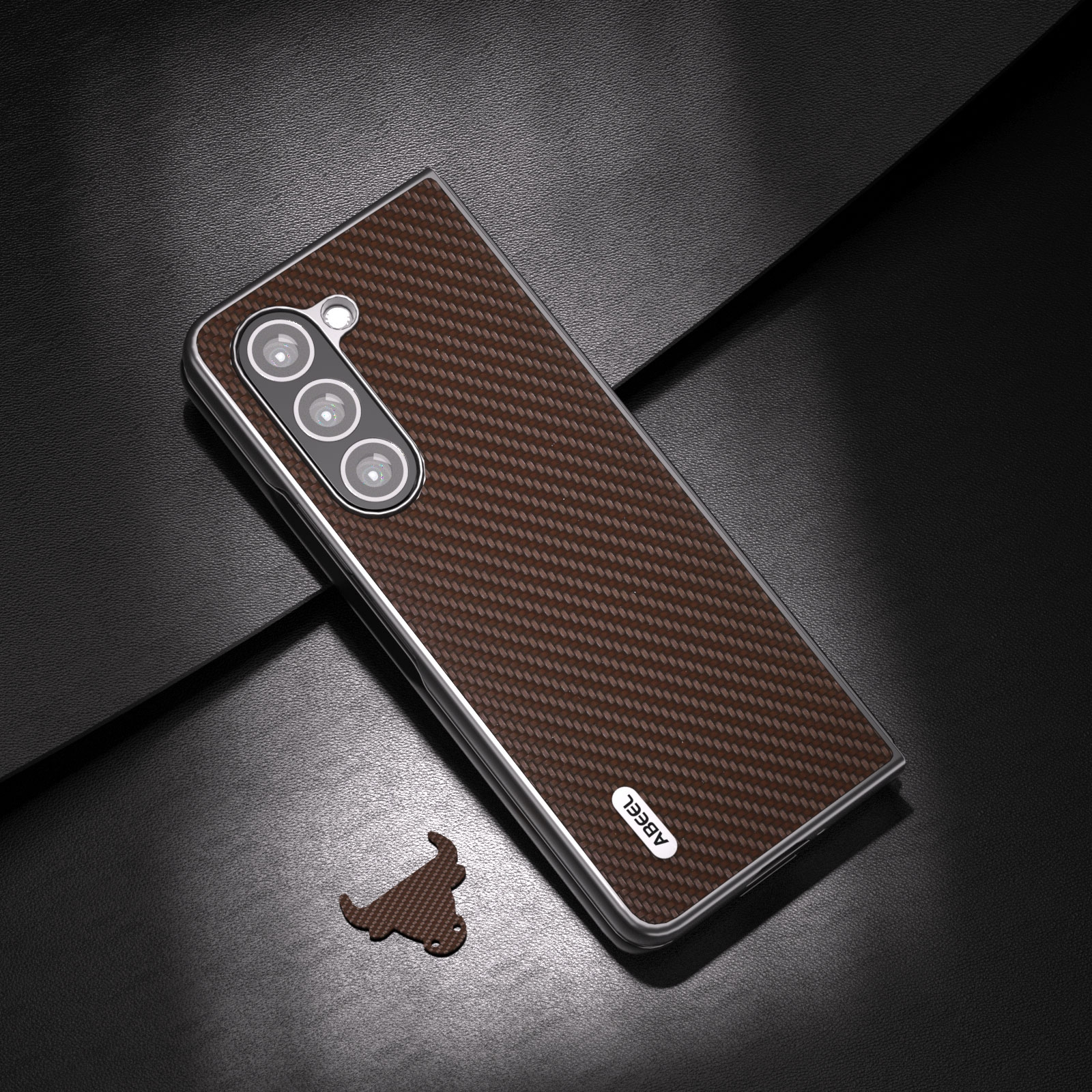 Funda de móvil de carbono marrón con tres cámaras sobre superficie oscura texturizada y logotipo de toro.