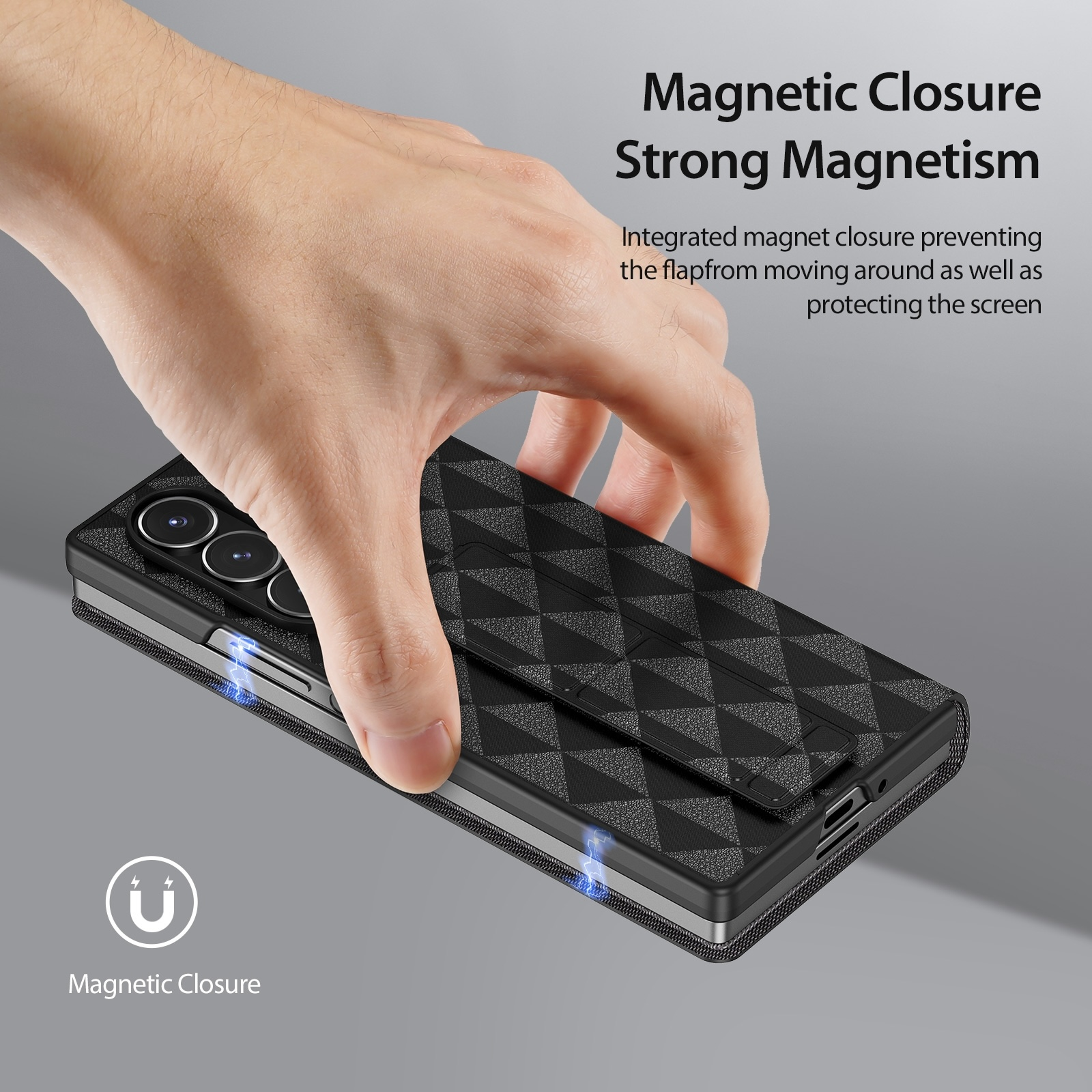 Mano sosteniendo un smartphone negro con funda de rombos y fuerte cierre magnético.