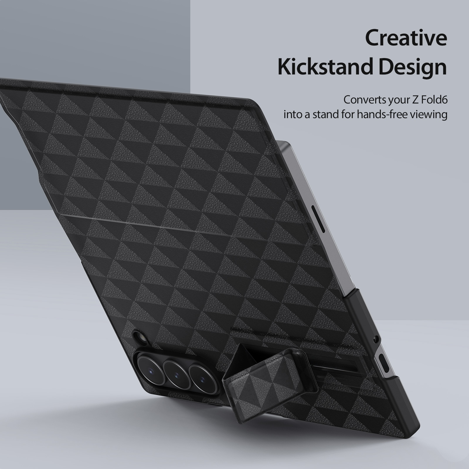 Una funda negra para Z Fold6 con patrón de triángulos y soporte integrado para ver sin manos.
