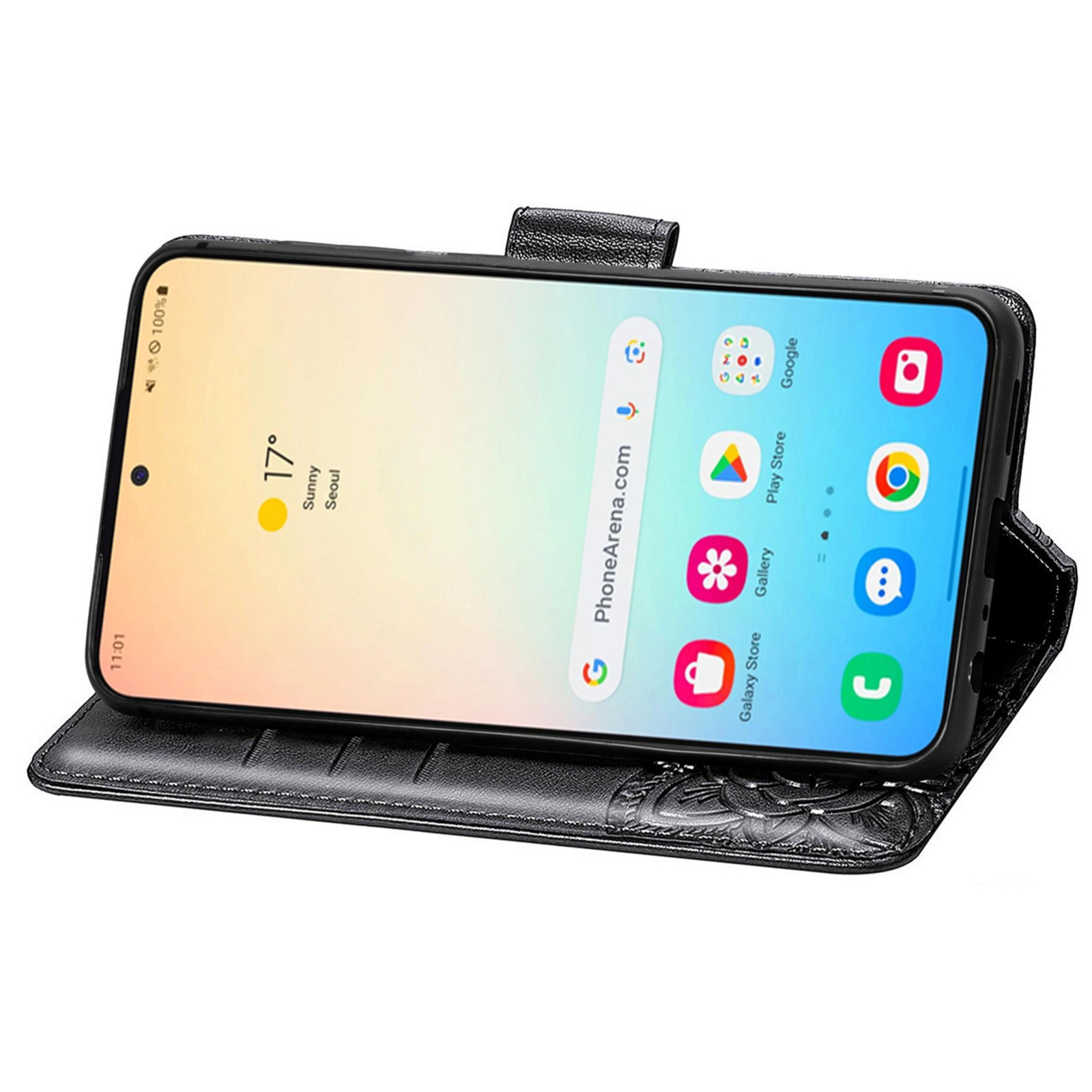 Un teléfono en una funda de cuero negro con diseño floral, mostrando su pantalla de inicio sobre un fondo blanco.