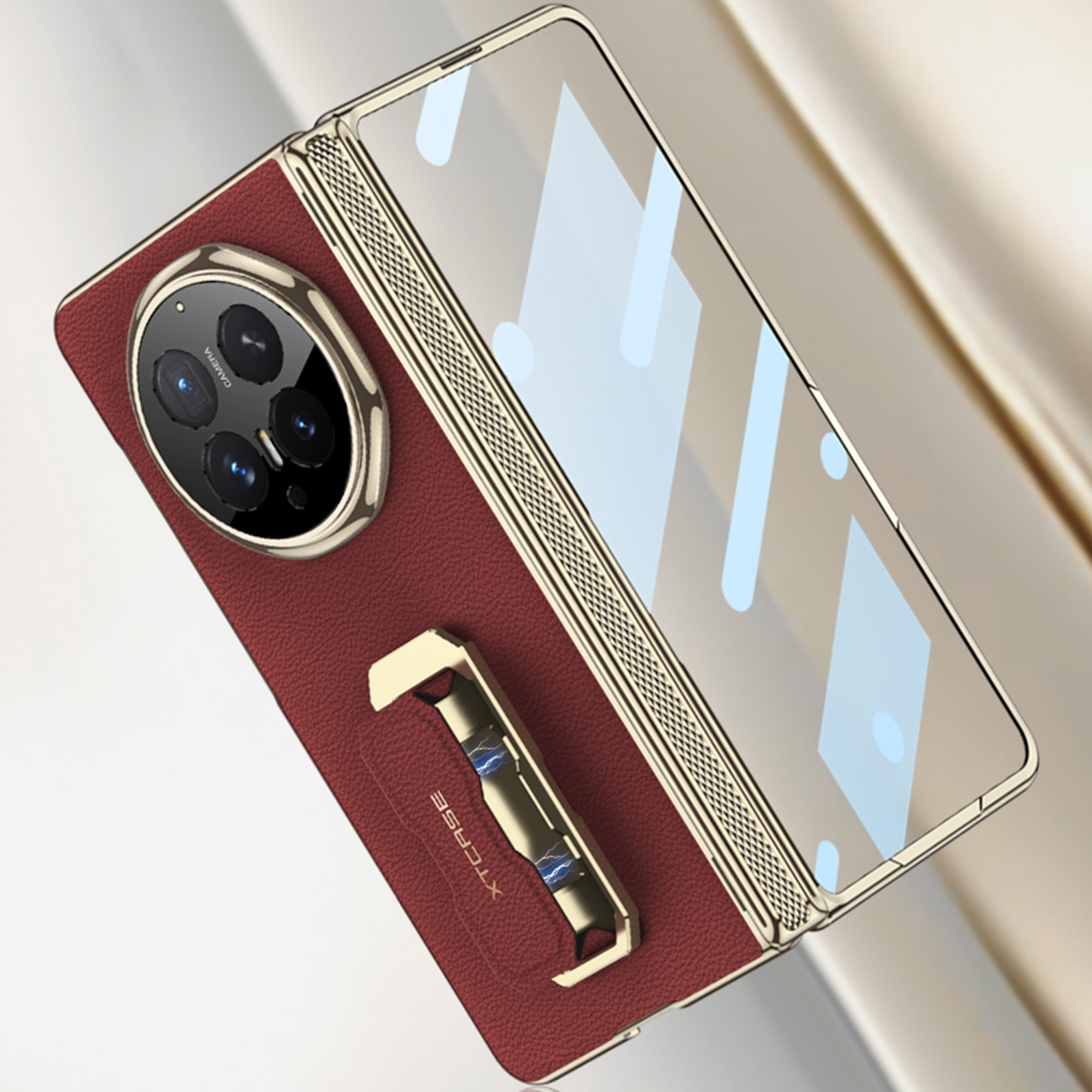 Ein faltbares Smartphone in rotem Lederetui mit Goldkamera und Ständer auf hellem Hintergrund.