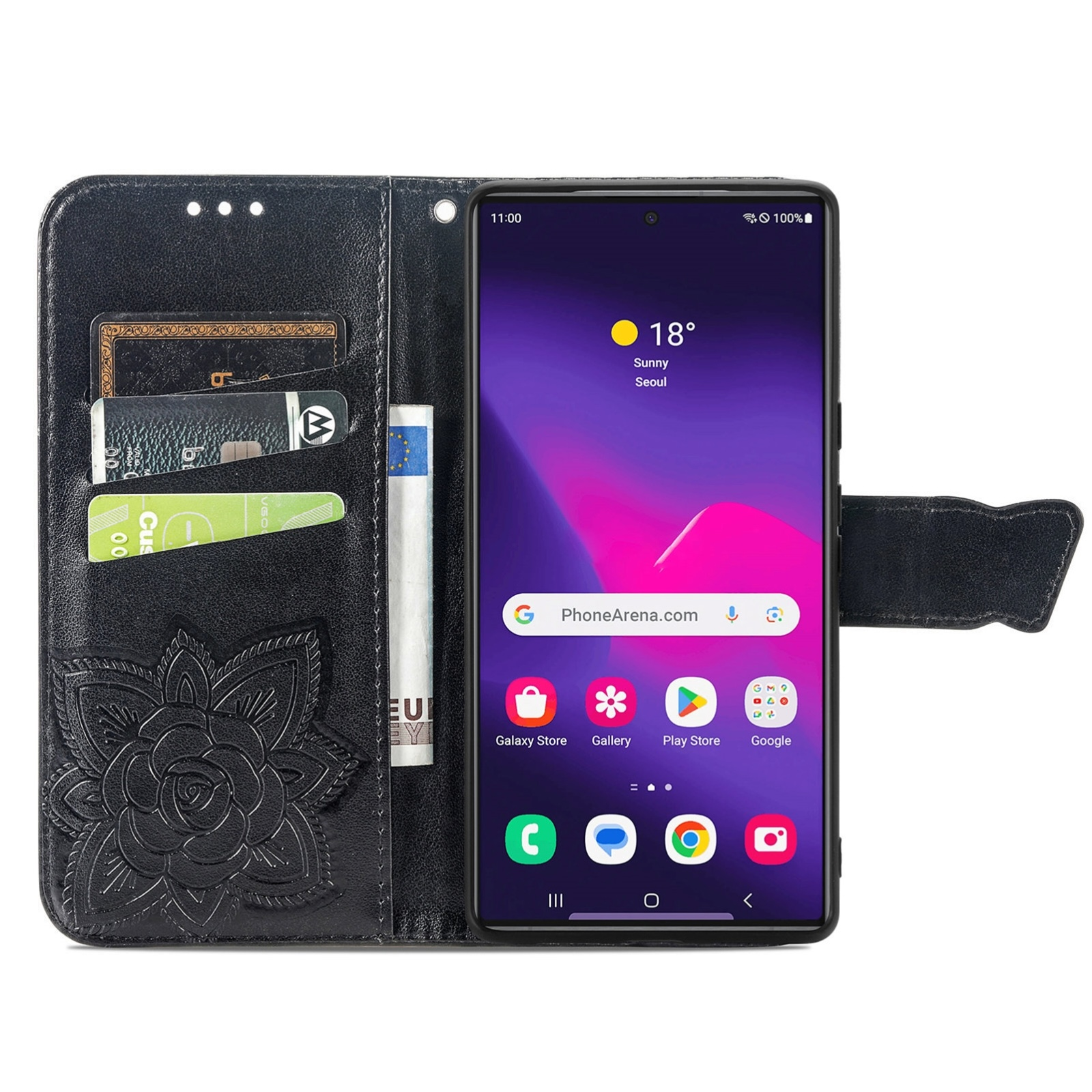 Schwarze Leder-Handyhülle mit Blumenprägung, Kartenfächern und einem Smartphone.
