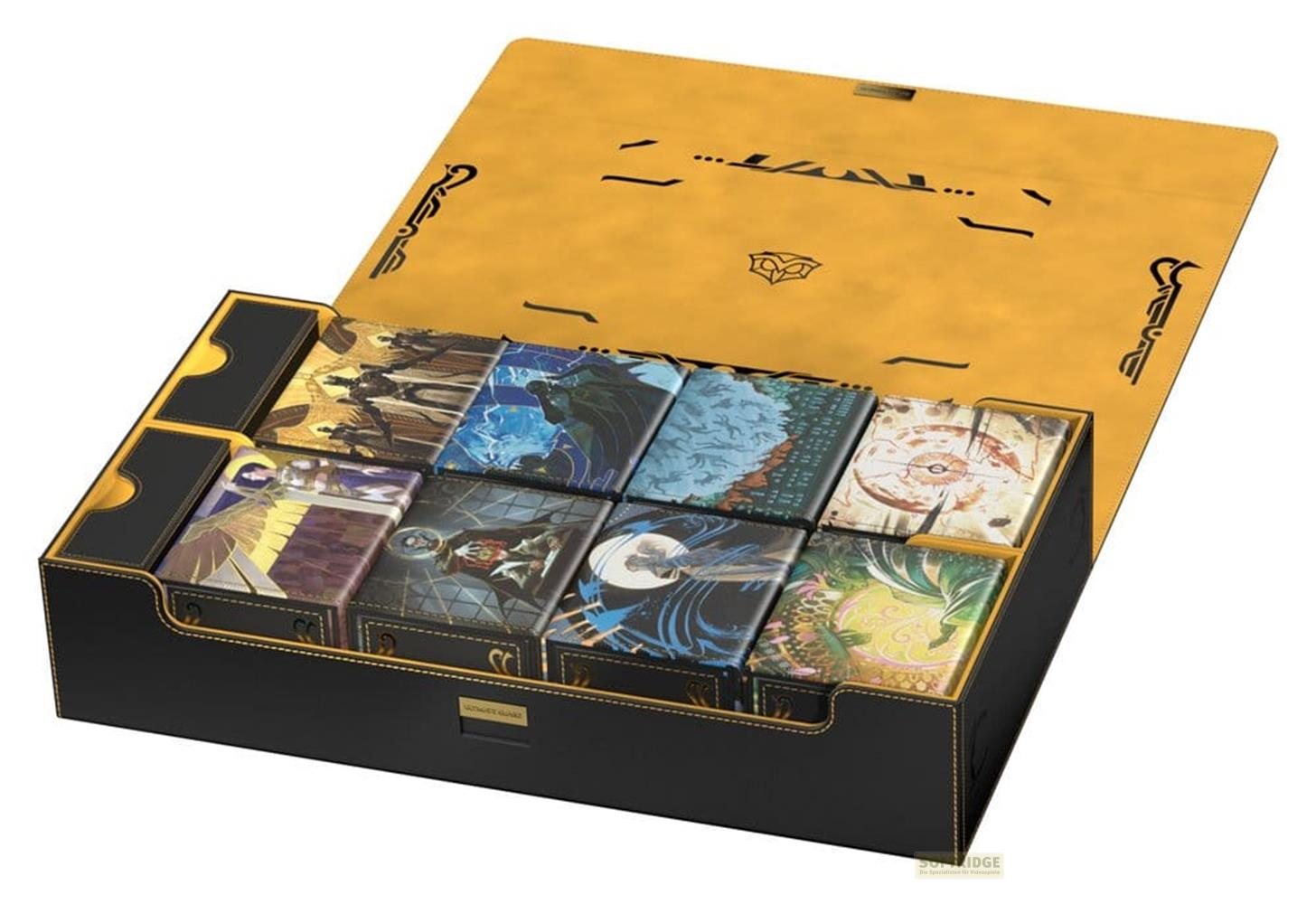 Eine offene schwarze und goldene Aufbewahrungsbox mit kunstvollen Kartenspielen im inneren.