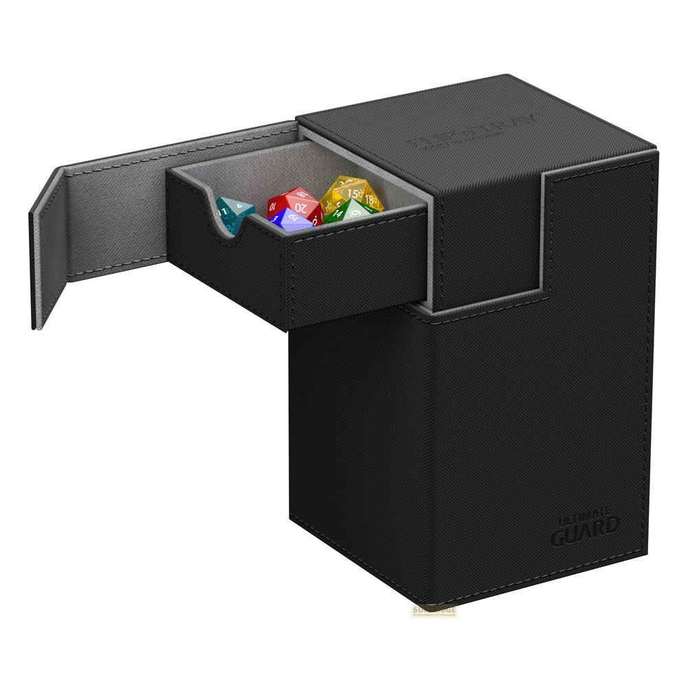Eine schwarze Deckbox aus Kunstleder mit offener Seitenschublade und bunten Spielwürfeln.