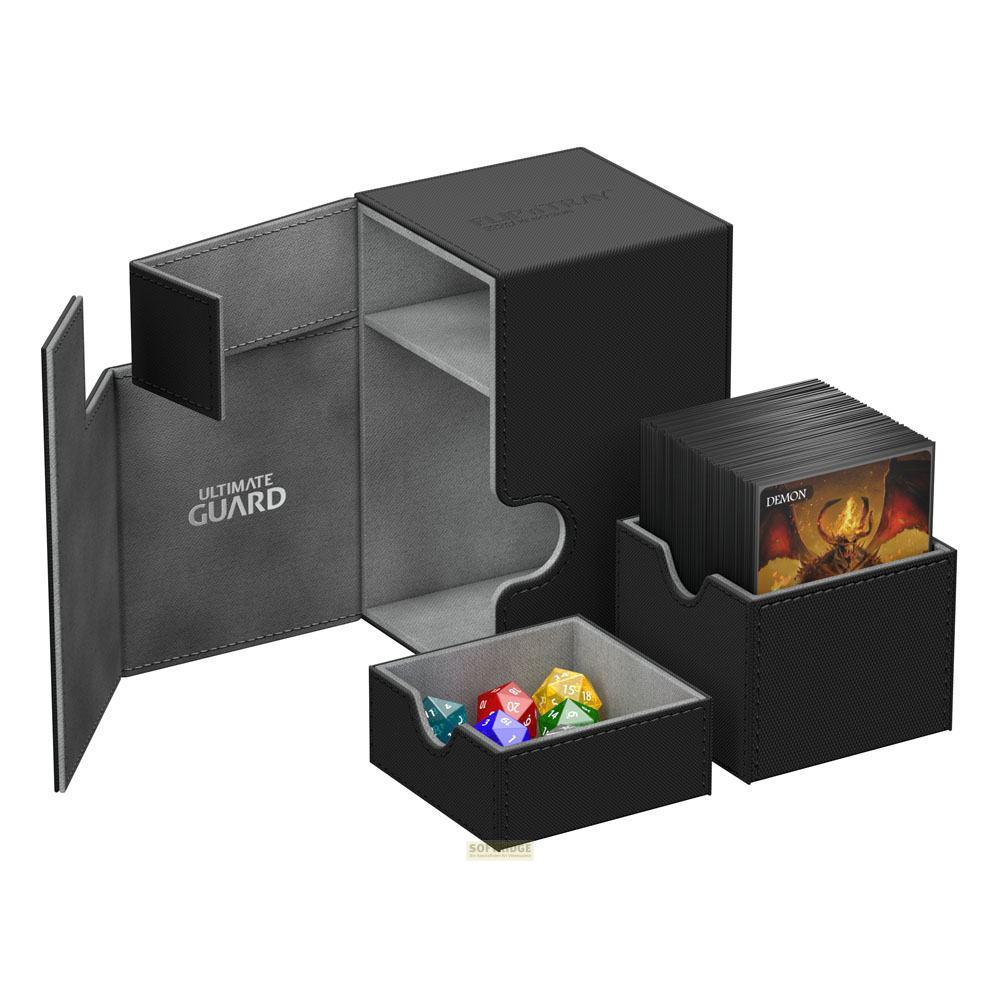 Eine schwarze Ultimate Guard Deck-Box mit grauem Innenraum, einem Kartendeck und bunten Würfeln.