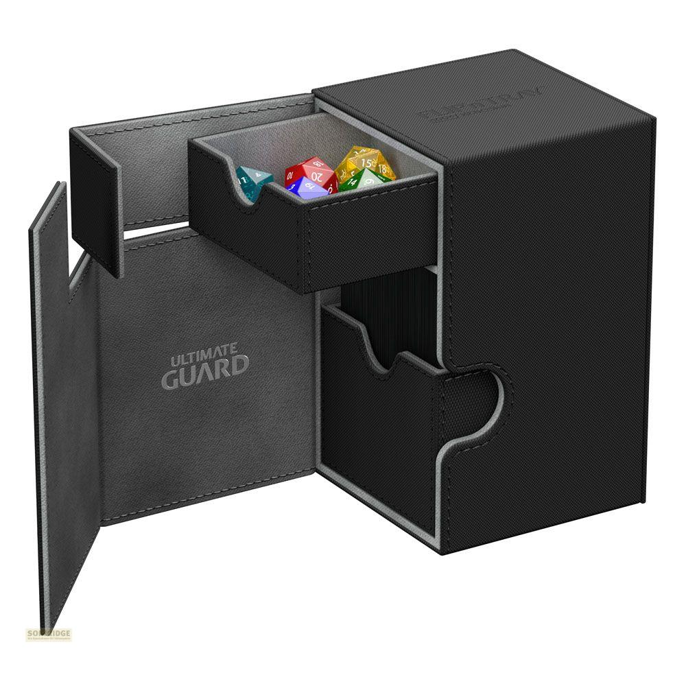 Schwarze Ultimate Guard Deckbox mit offenem Fach und bunten Würfeln.