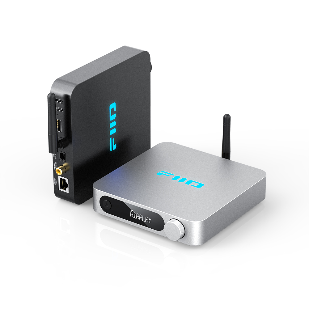 Dos dispositivos de audio modernos negros y plateados con antenas y logotipos azules brillantes sobre un fondo blanco.