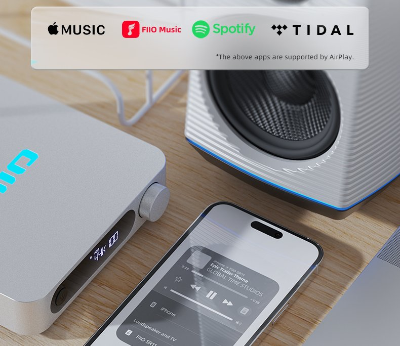 Un smartphone, un dispositivo de audio y un altavoz blanco en una mesa. Se muestran logotipos de aplicaciones.