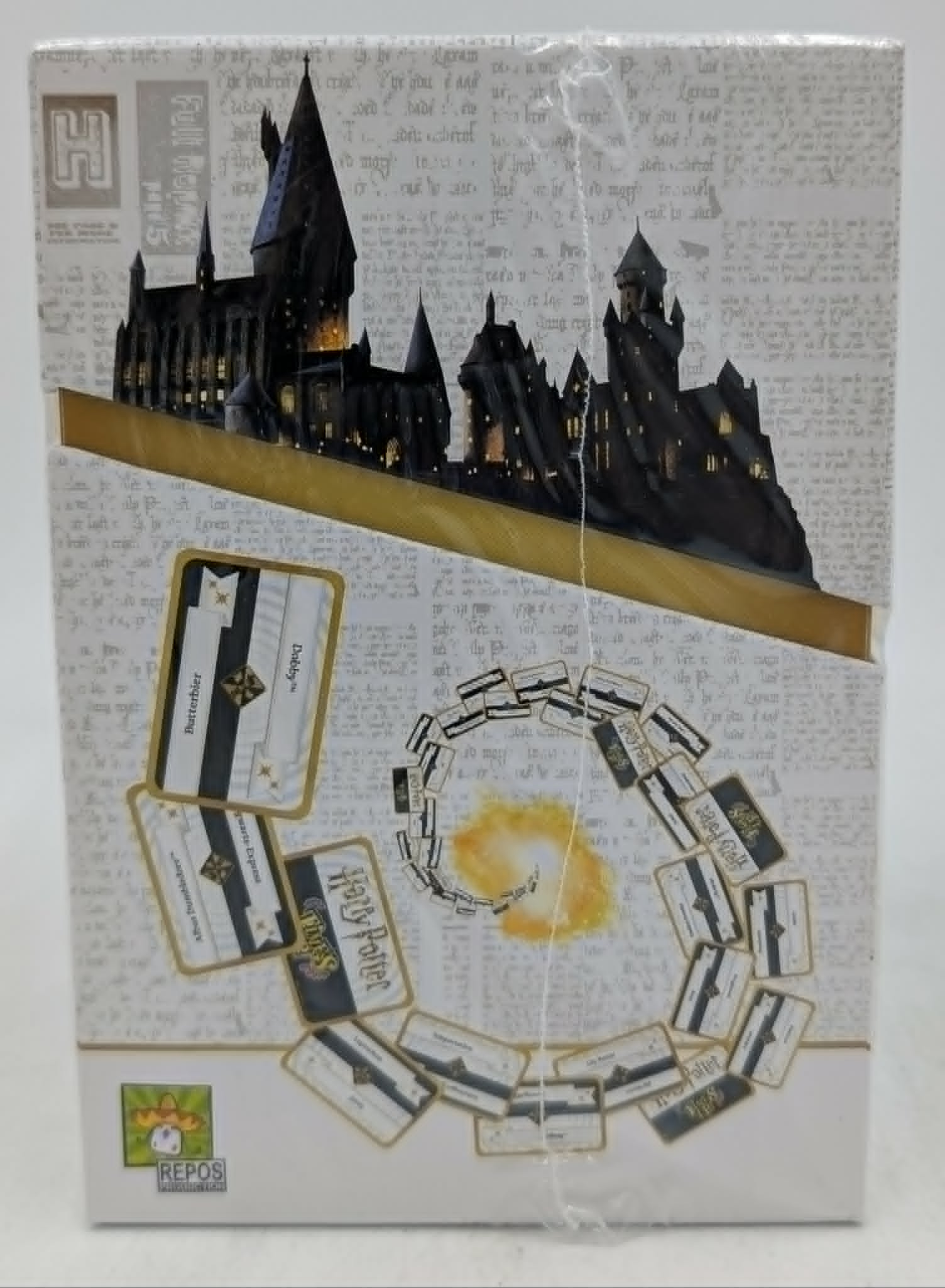 Harry Potter Brettspielbox mit Schloss Hogwarts und spiralförmig angeordneten Karten auf weißem Hintergrund.