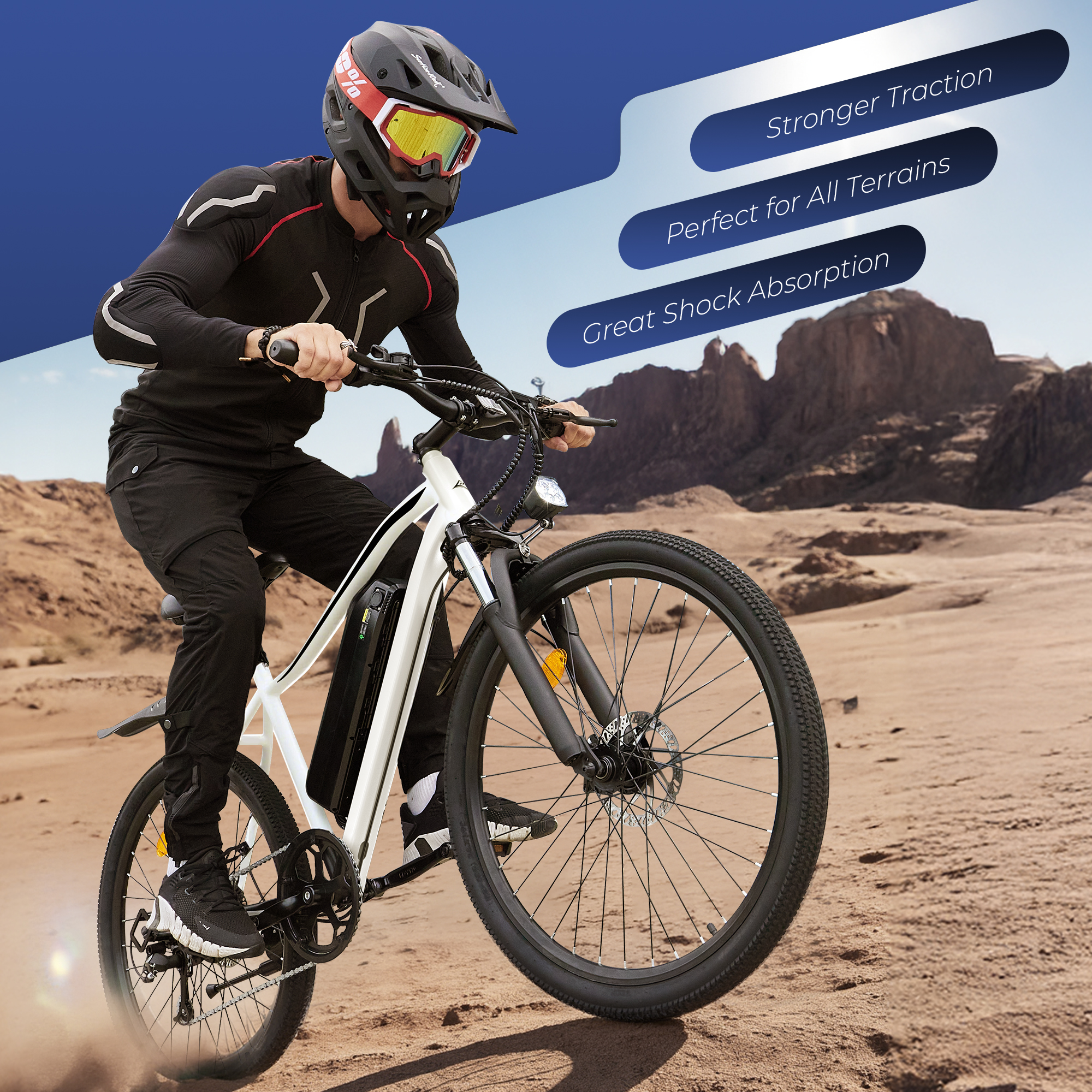 Ein Motocross-Fahrer fährt auf einem E-Bike durch eine wüstenähnliche Felslandschaft.