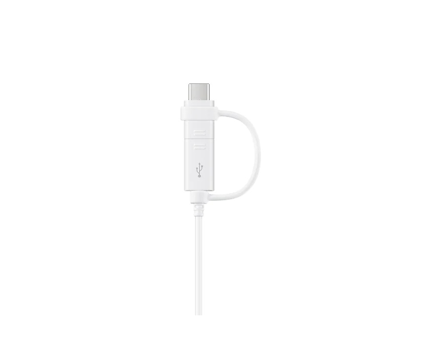 Ein weißes USB-Kabel mit Adapter auf weißem Hintergrund.