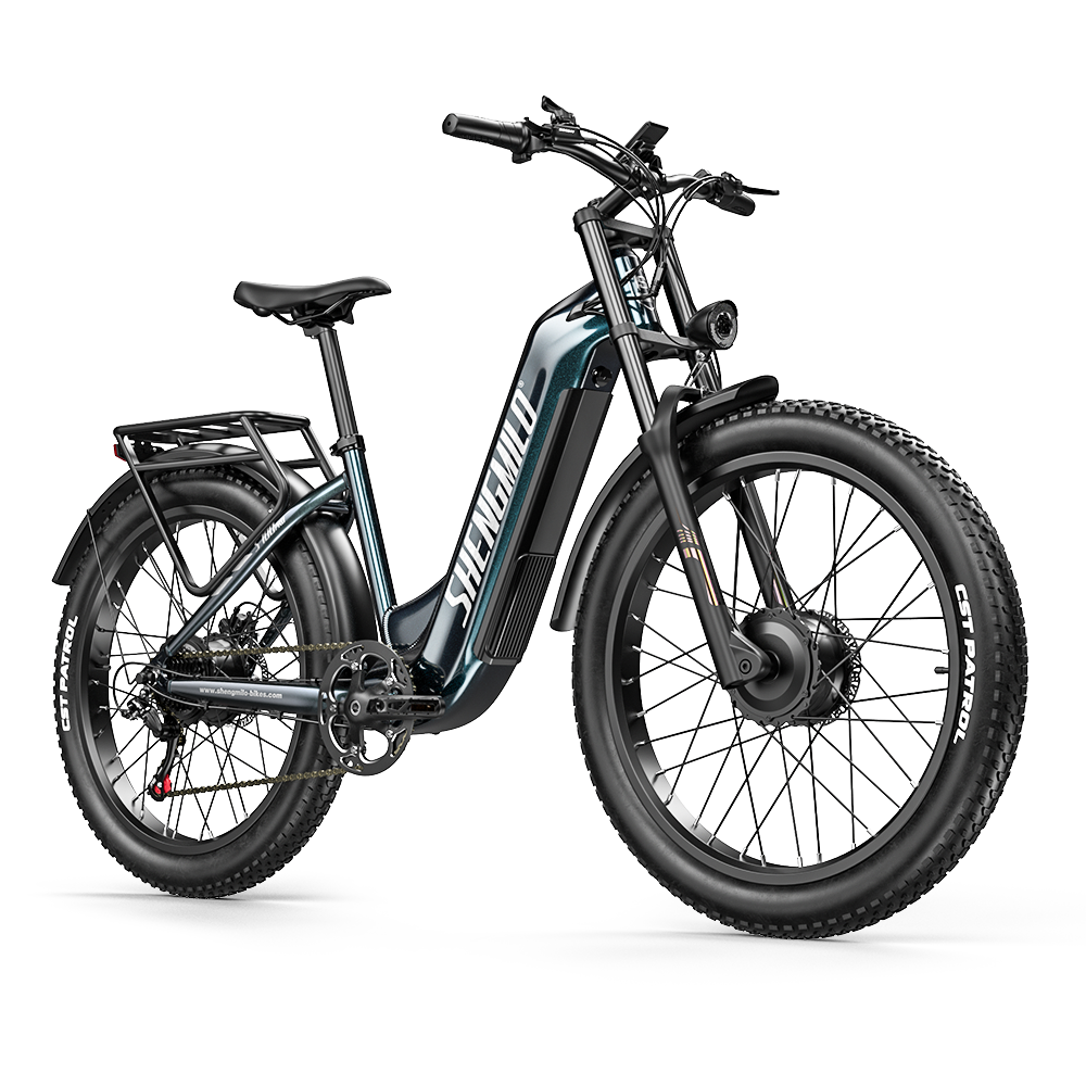 Ein modernes, dunkles Elektro-Fahrrad mit dicken Reifen, Gepäckträger und weißer Aufschrift auf dem Rahmen vor schwarzem Hintergrund.