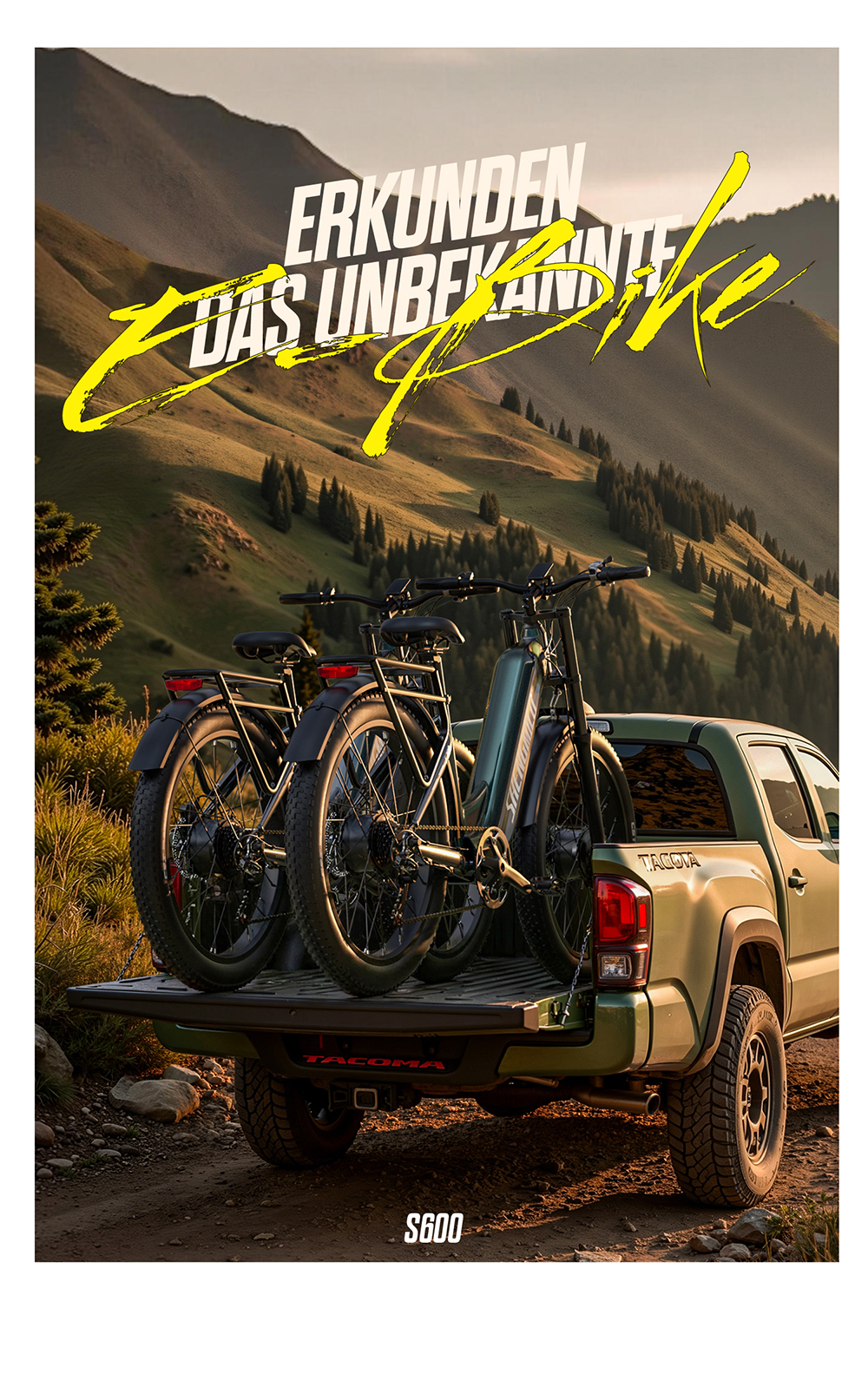 Zwei E-Bikes stehen auf der Ladefläche eines grünen Pickups vor einer Berglandschaft.