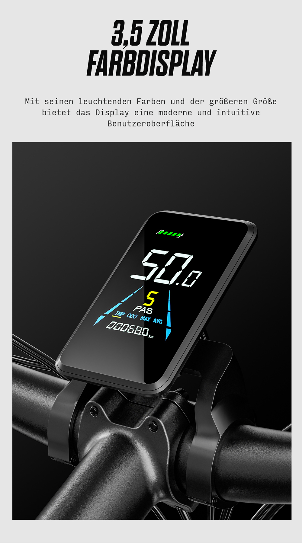 Ein E-Bike-Display am Lenker zeigt Geschwindigkeit, Akku und Distanz vor dunklem Hintergrund.