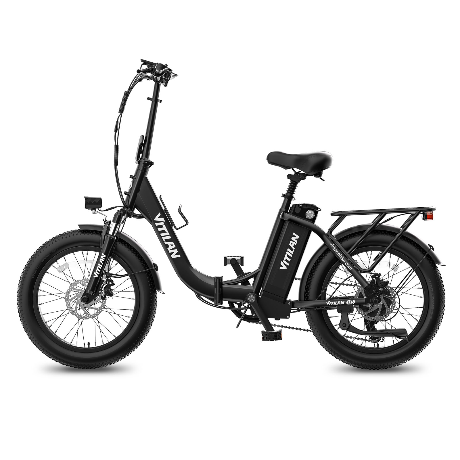 Una bicicleta eléctrica negra Vitilan con neumáticos anchos, luz delantera, portaequipajes y batería integrada.