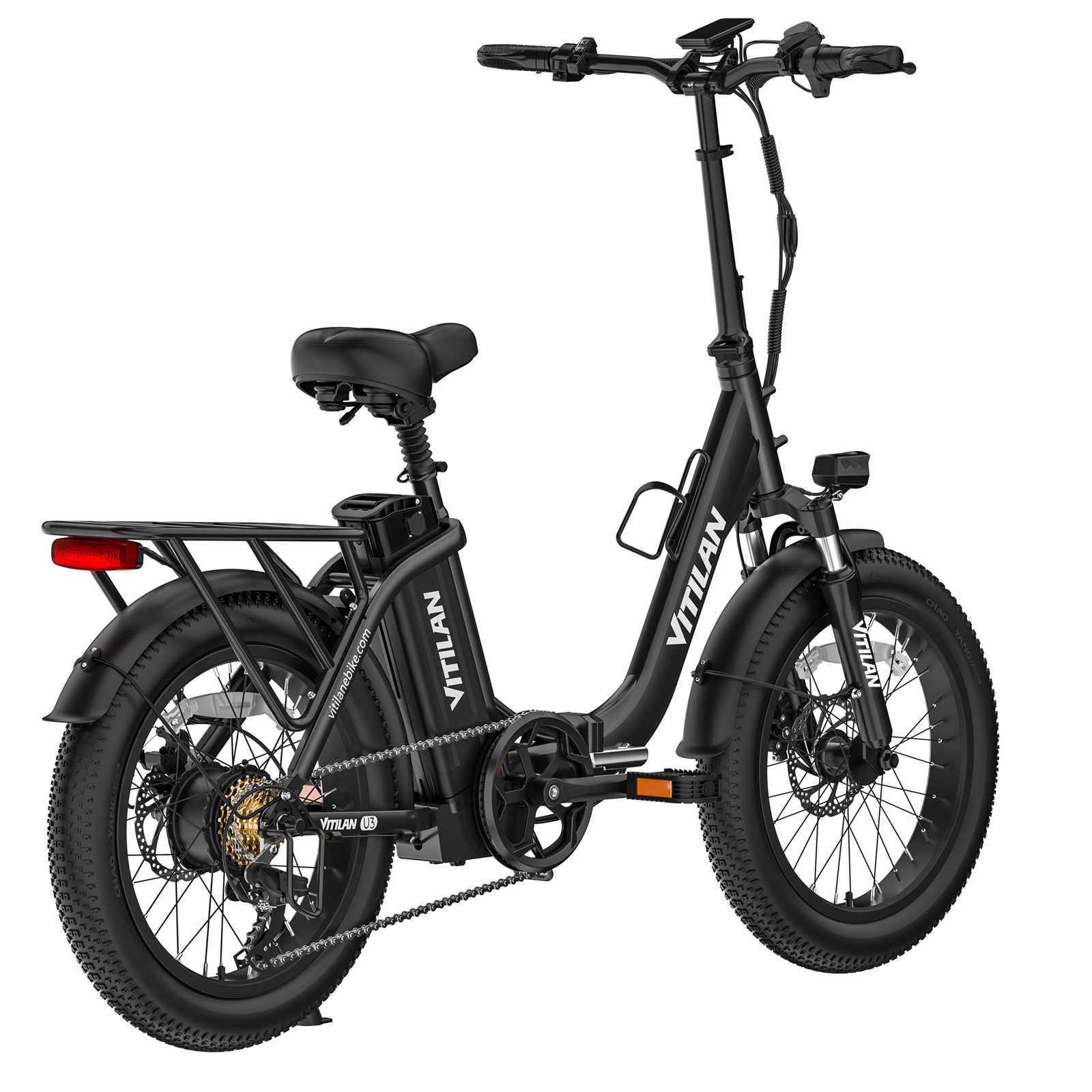 Una bicicleta eléctrica Vitilan negra con neumáticos gruesos, luz frontal, parrilla y cuadro bajo.