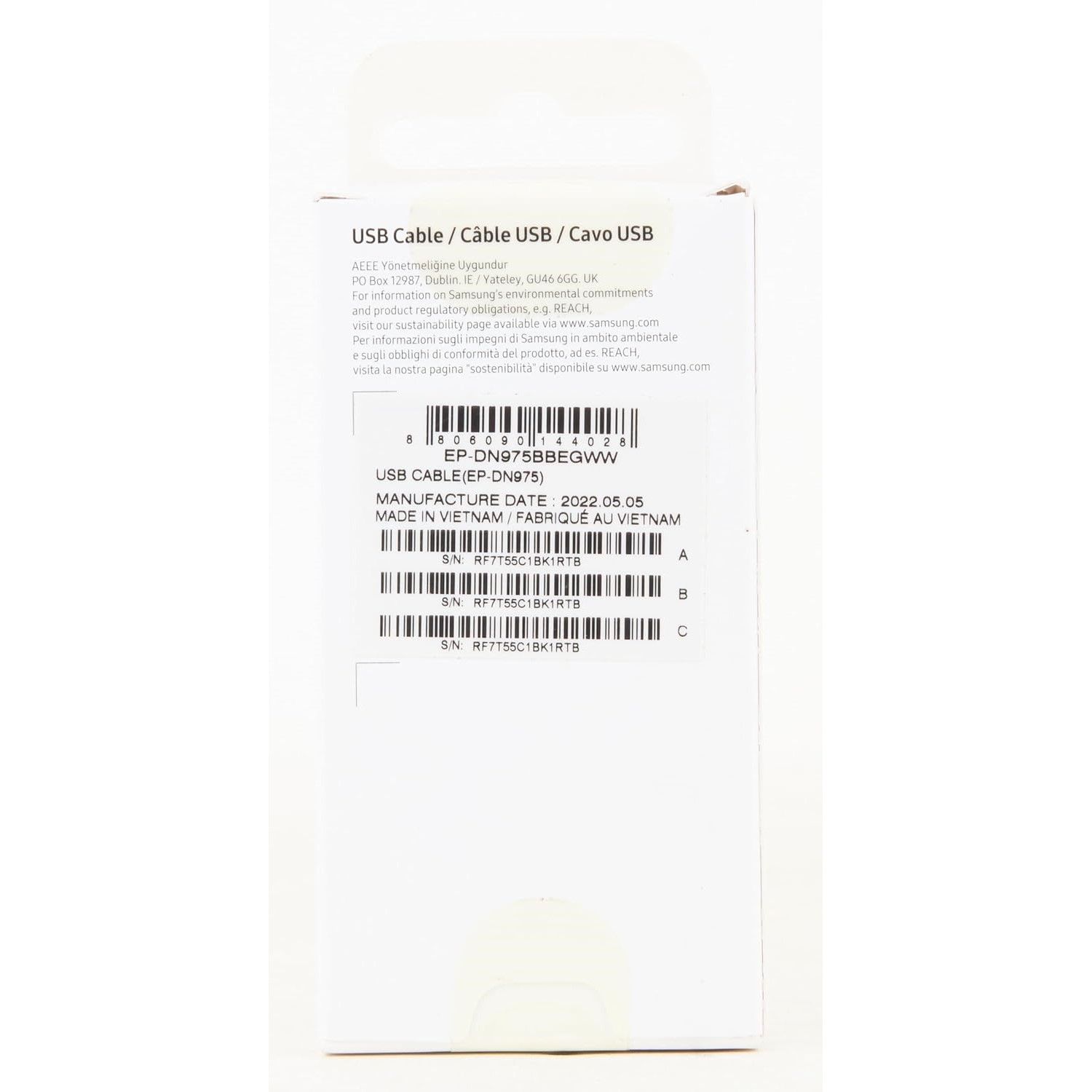 Parte trasera de un empaque de cable USB blanco con códigos de barras y texto.