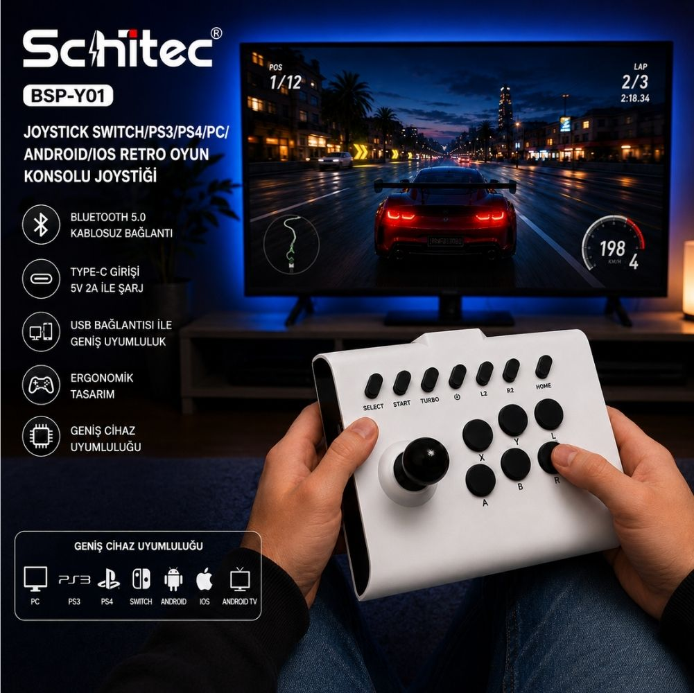 Bir kişi beyaz arcade joystick tutuyor ve TV'de yarış oyunu oynuyor.
