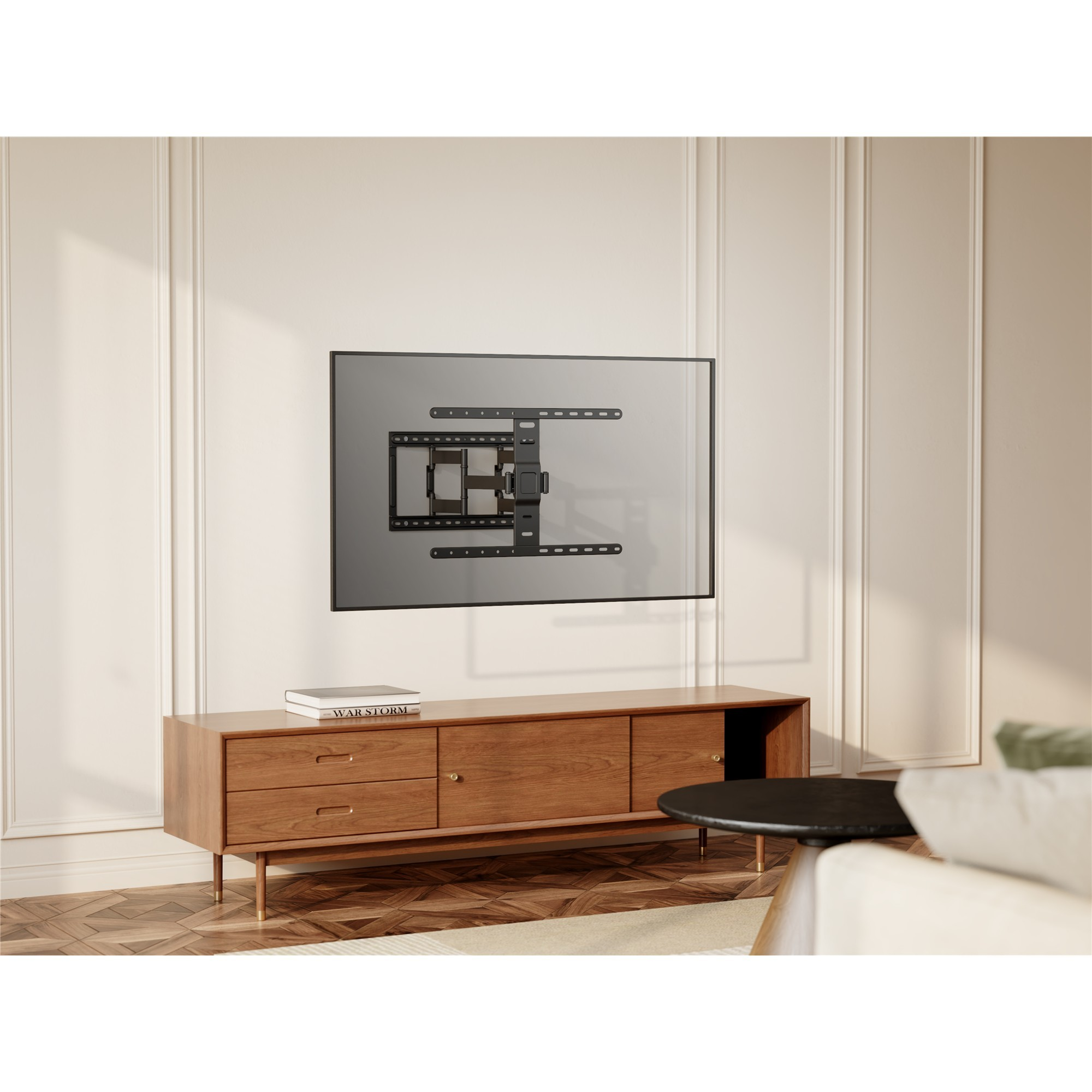 Ein montierter TV-Wandhalter über einem Holz-Fernsehschrank in einem hellen, eleganten Wohnzimmer.