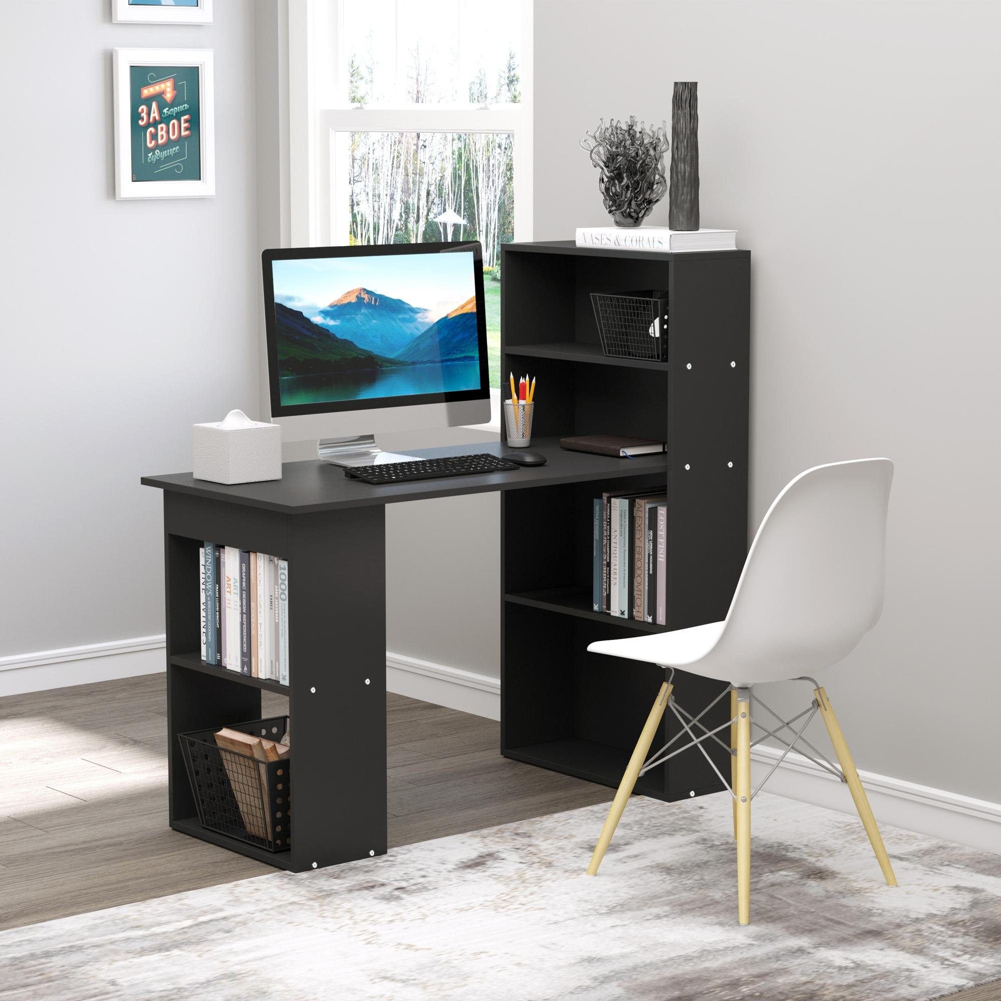 Una scrivania nera con librerie ha un computer e decorazioni. Una sedia bianca davanti.