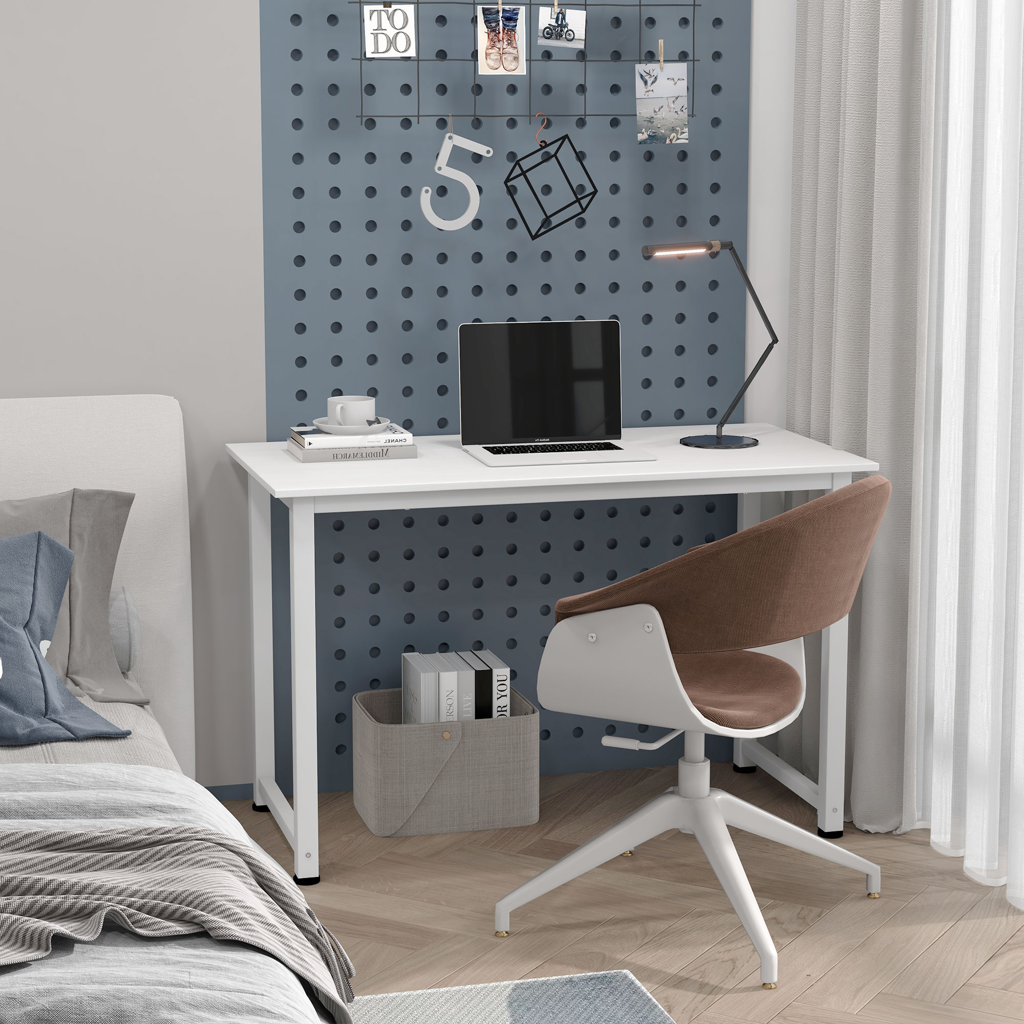 Ufficio domestico con scrivania bianca, laptop, lampada e sedia marrone davanti a una parete forata blu.