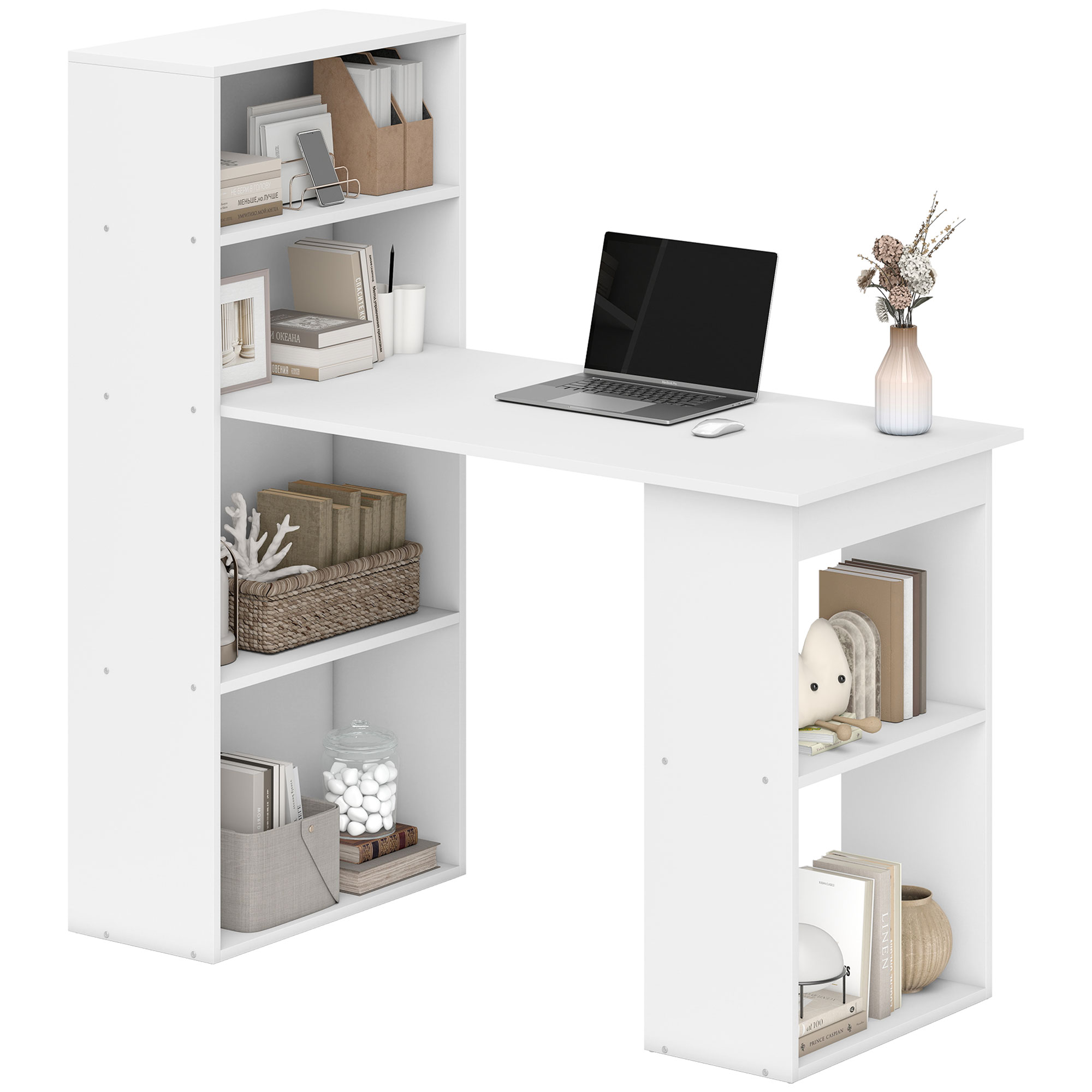 Scrivania bianca con mensole con laptop, libri, cesto, vaso e decorazioni su sfondo bianco.