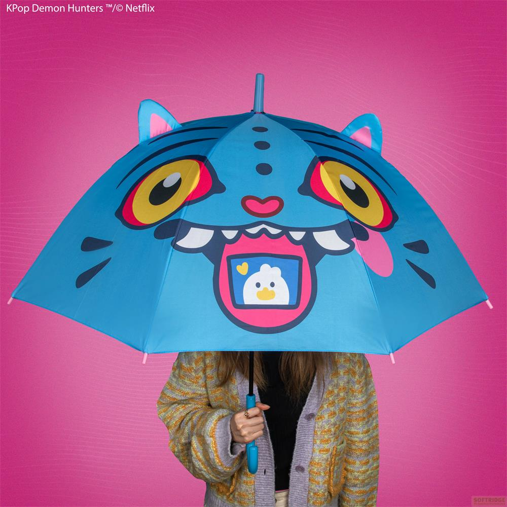 Person hält blauen Regenschirm mit Tigergesicht und kleiner weißer Ente auf der Zunge vor rosa Hintergrund.