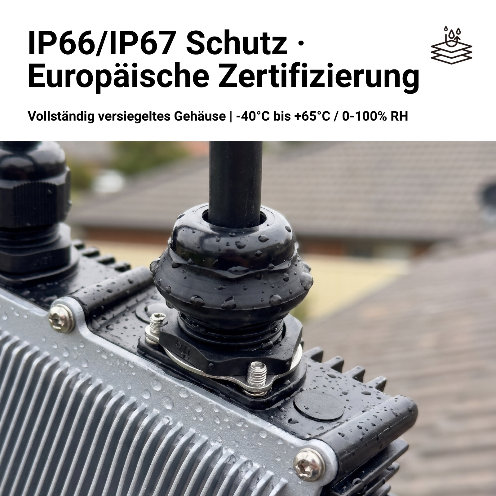 Wetterfestes Metall-Gerätegehäuse mit Kabelverschraubung im Freien, mit Wassertropfen bedeckt.