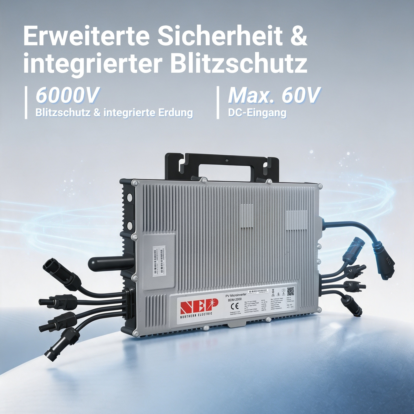 Solar-Mikrowechselrichter mit Kühlrippen, Kabeln und Anschlüssen auf hellem Hintergrund mit Text.